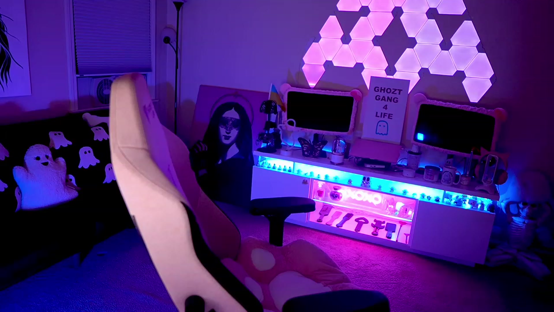 Gallery image thumbnail from ghoztgirl's myfreecams stream on, 07/16/2023, 07:53 image 16 of 20