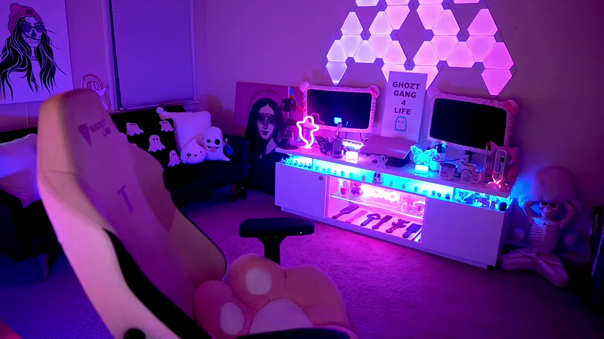Gallery image thumbnail from ghoztgirl's myfreecams stream on, 07/22/2023, 07:06 image 14 of 20