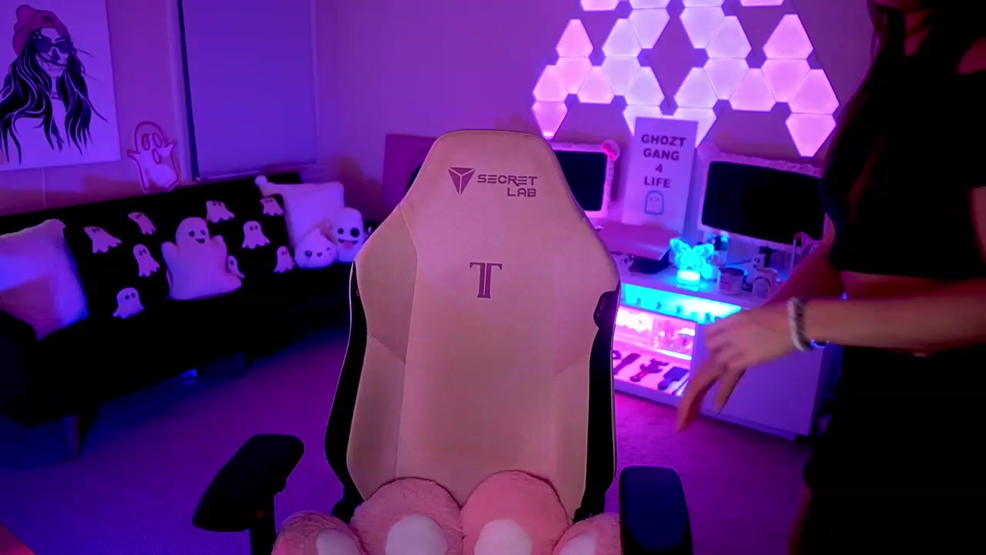 Gallery image thumbnail from ghoztgirl's myfreecams stream on, 07/22/2023, 07:06 image 15 of 20