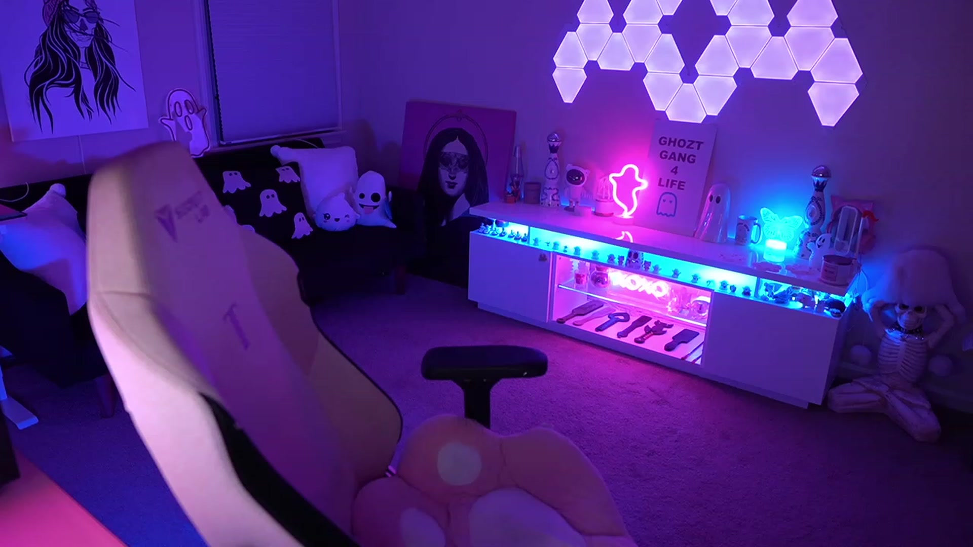 Gallery image thumbnail from ghoztgirl's myfreecams stream on, 08/27/2023, 07:51 image 1 of 20