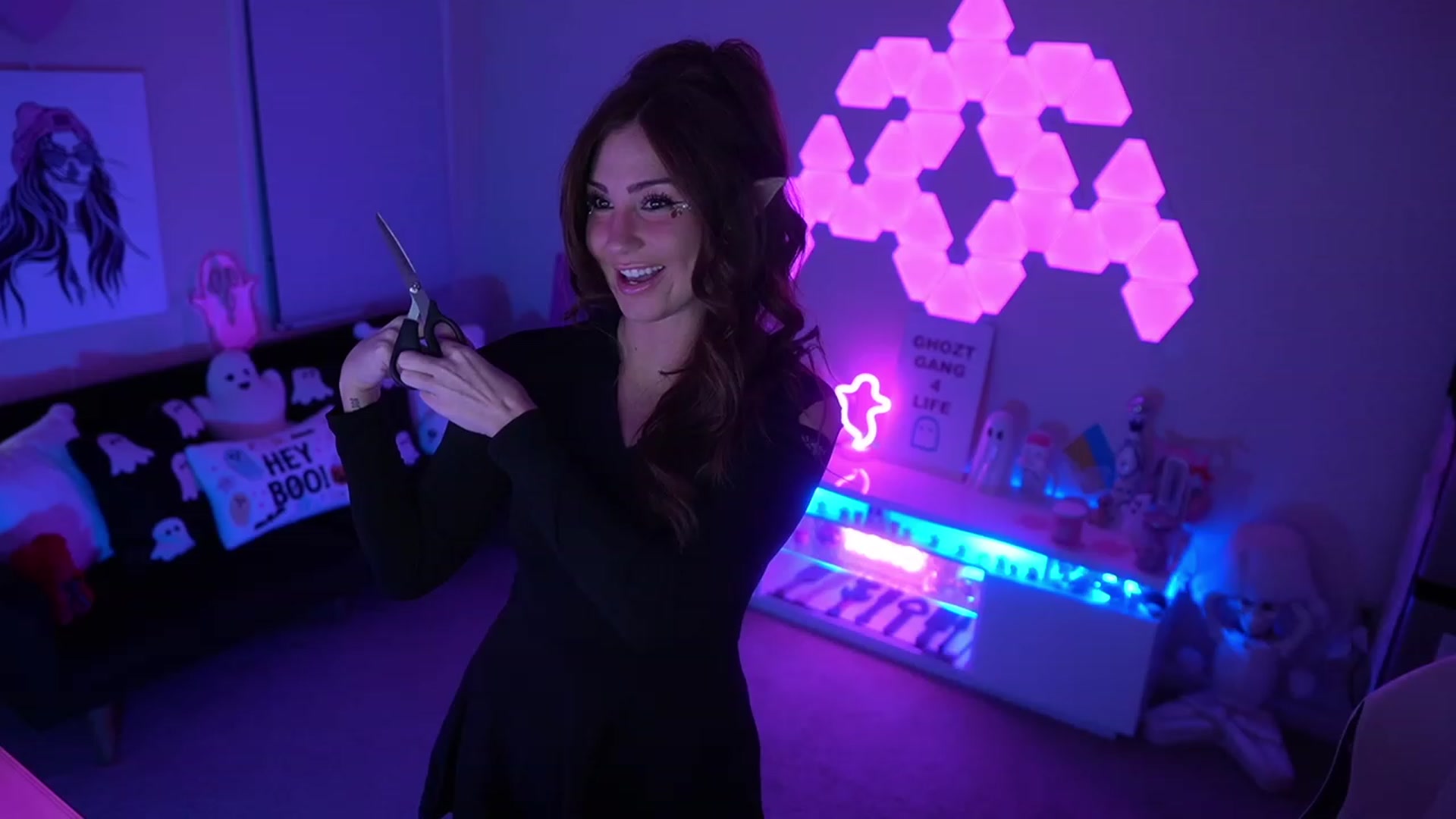 Gallery image thumbnail from ghoztgirl's myfreecams stream on, 10/21/2023, 07:32 image 7 of 20
