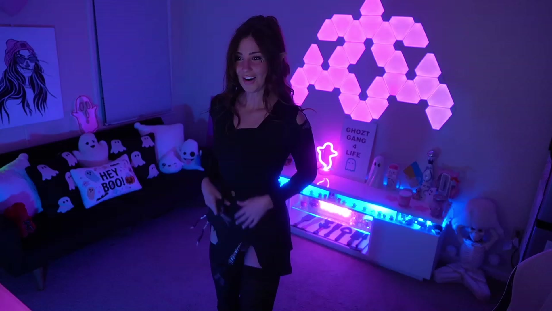 Gallery image thumbnail from ghoztgirl's myfreecams stream on, 10/21/2023, 07:32 image 18 of 20