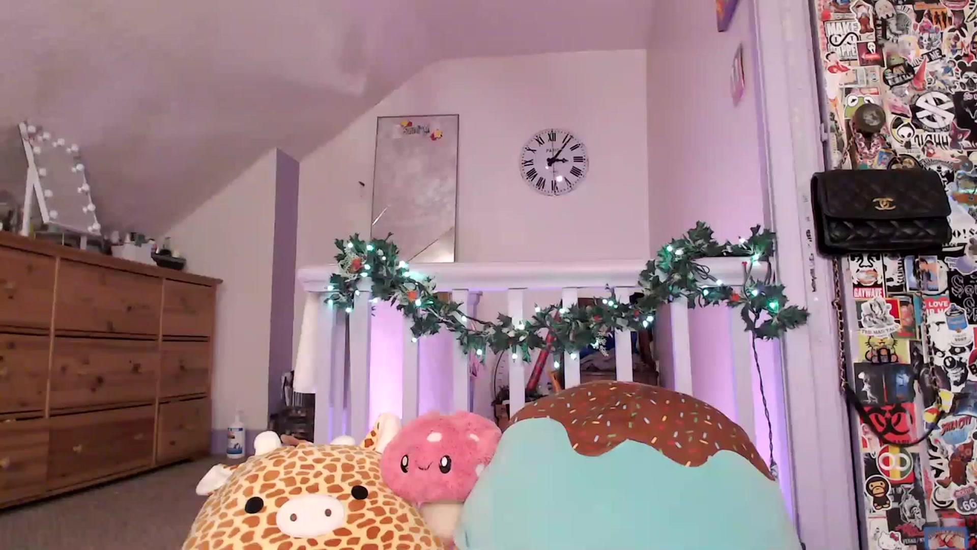 Gallery image thumbnail from giggles_'s myfreecams stream on, 12/25/2023, 08:46 image 12 of 20