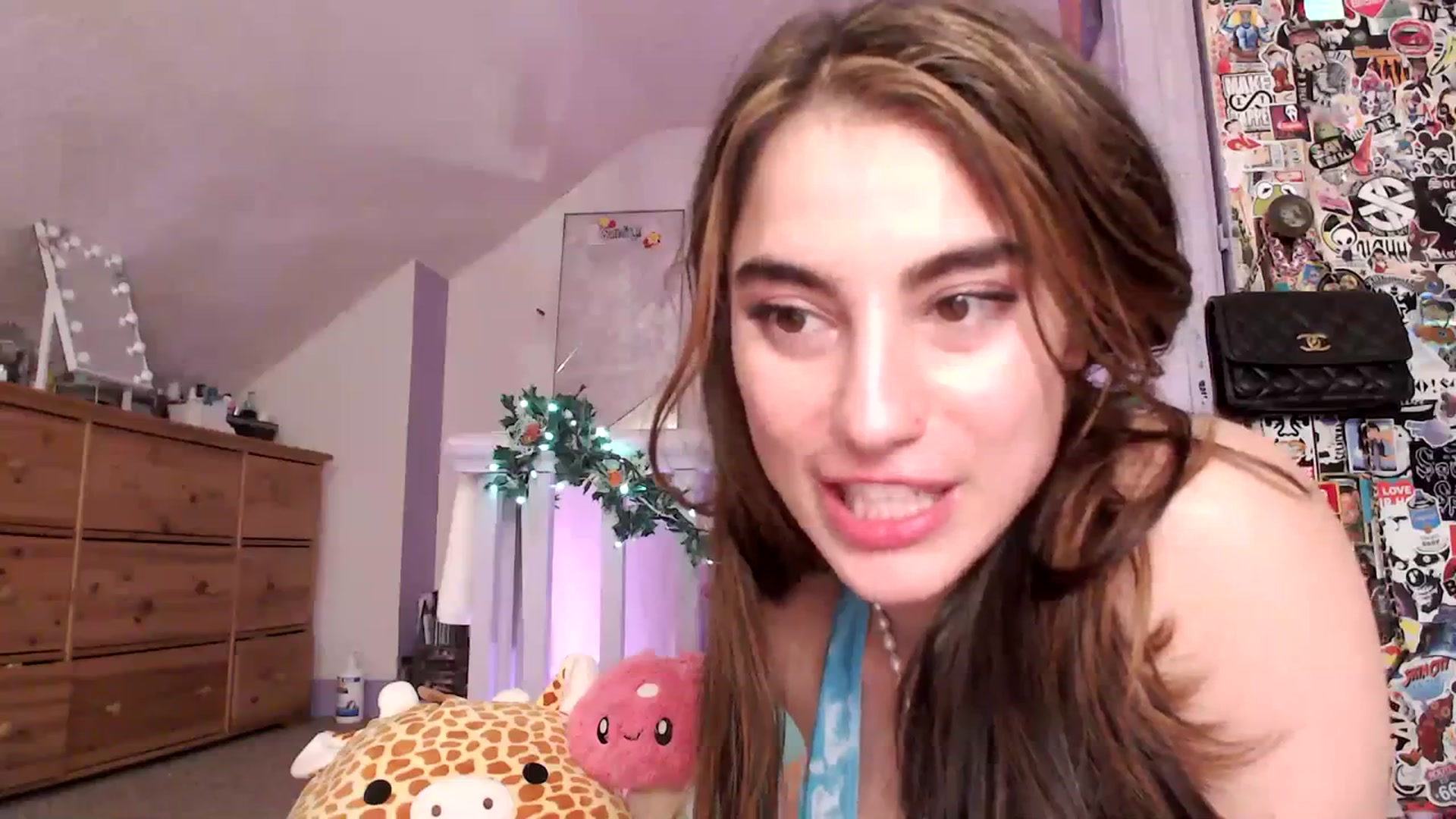 Gallery image thumbnail from giggles_'s myfreecams stream on, 12/25/2023, 08:46 image 13 of 20