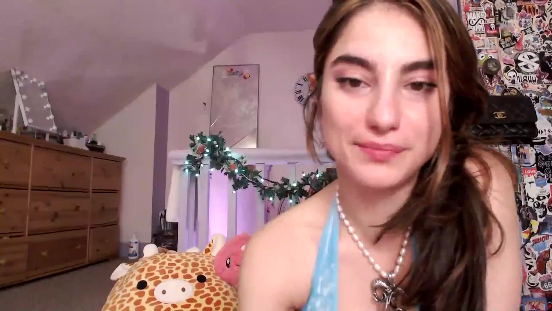 Gallery image thumbnail from giggles_'s myfreecams stream on, 12/25/2023, 08:46 image 10 of 20