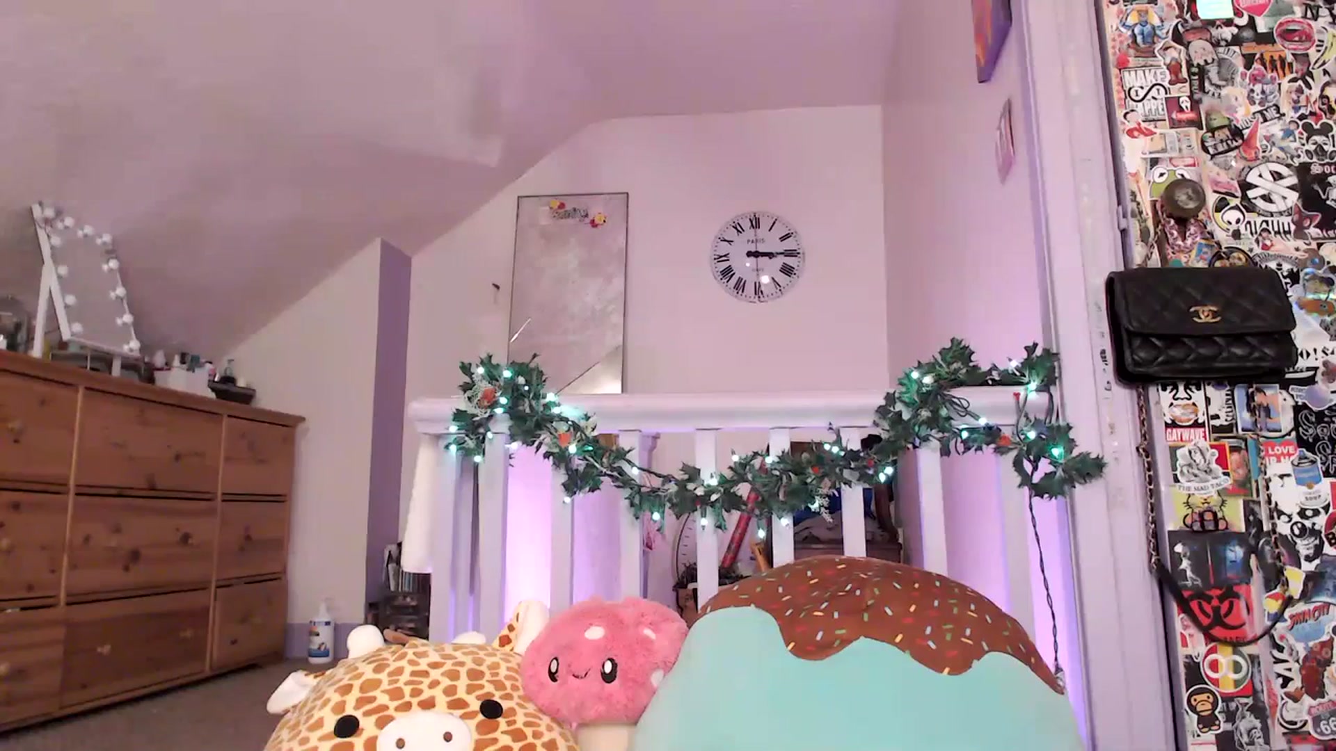 Gallery image thumbnail from giggles_'s myfreecams stream on, 12/25/2023, 08:46 image 14 of 20
