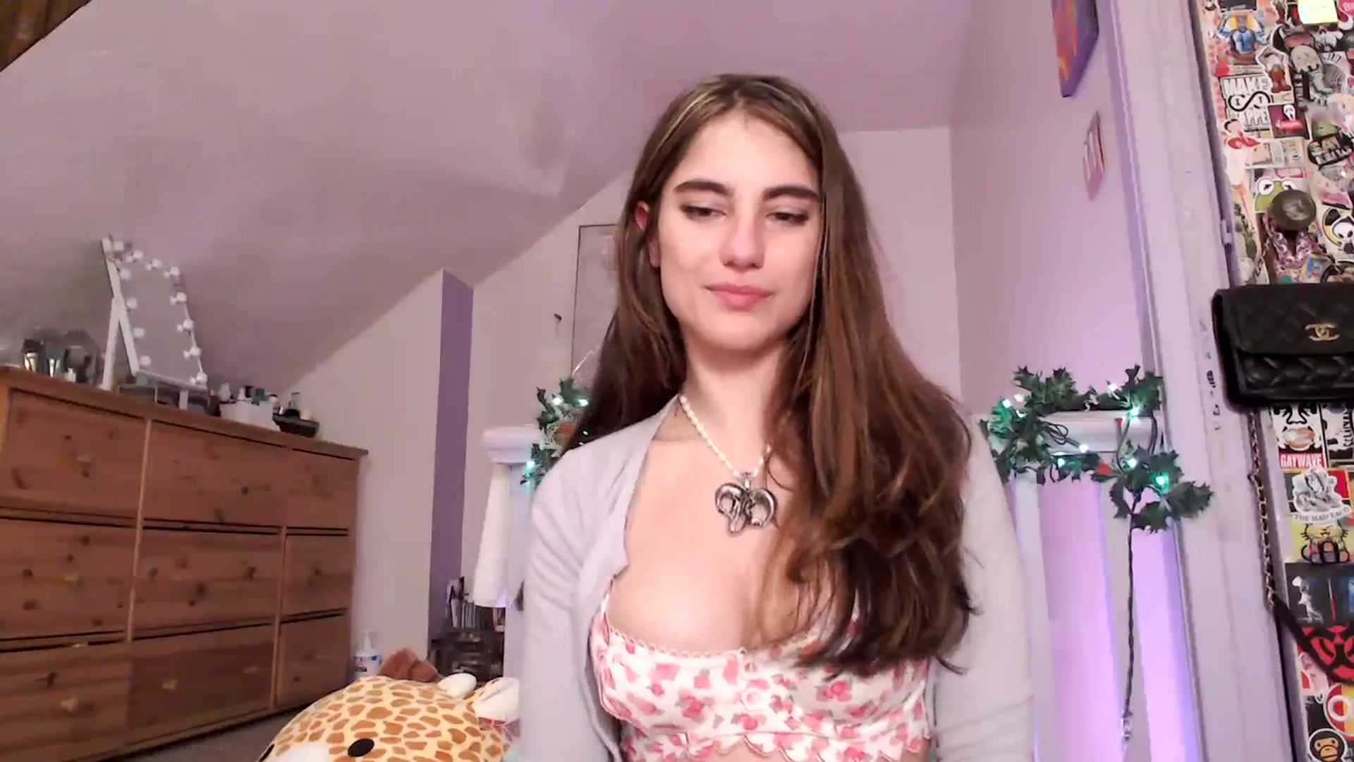 Gallery image thumbnail from giggles_'s myfreecams stream on, 12/25/2023, 11:39 image 4 of 20