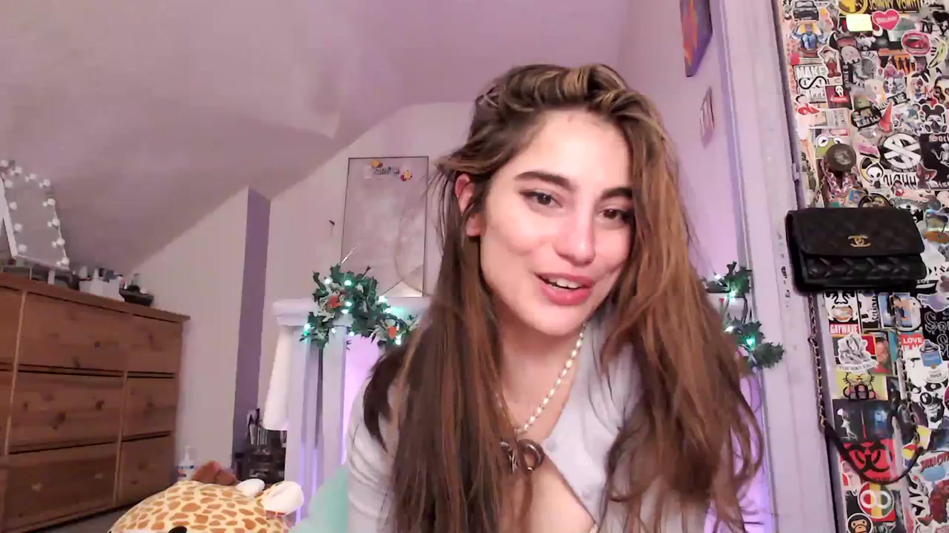 Gallery image thumbnail from giggles_'s myfreecams stream on, 12/25/2023, 11:39 image 8 of 20