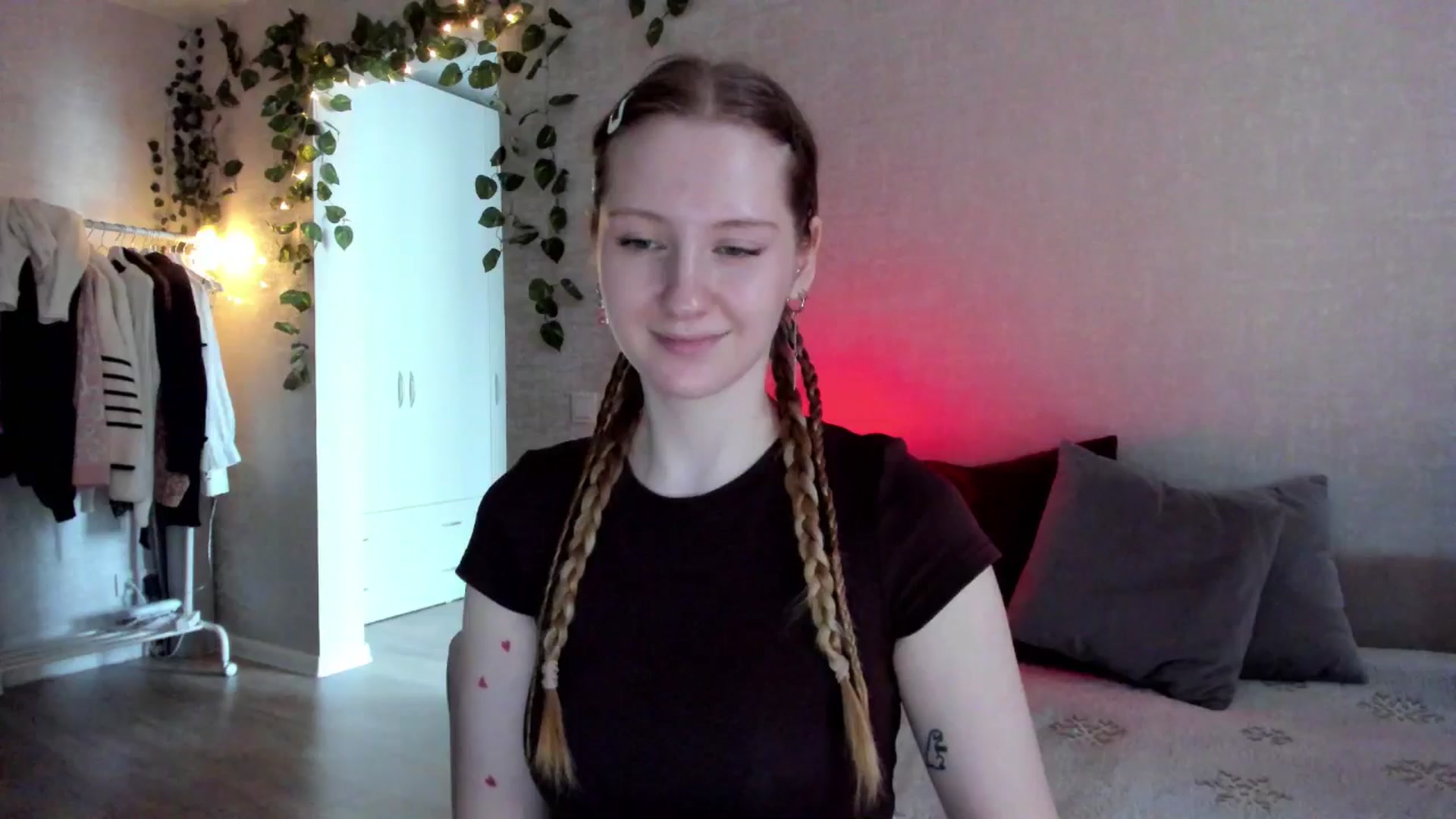 Gallery image thumbnail from girlyAlicey's myfreecams stream on, 11/14/2024, 05:08 image 11 of 20