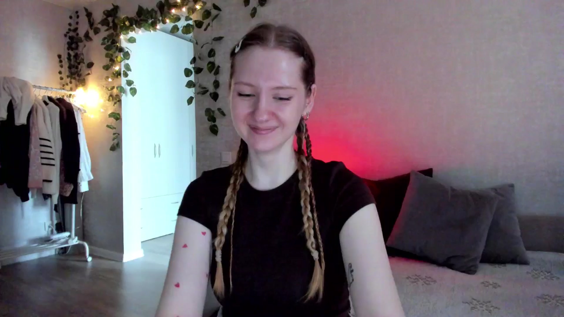 Gallery image thumbnail from girlyAlicey's myfreecams stream on, 11/14/2024, 05:08 image 8 of 20