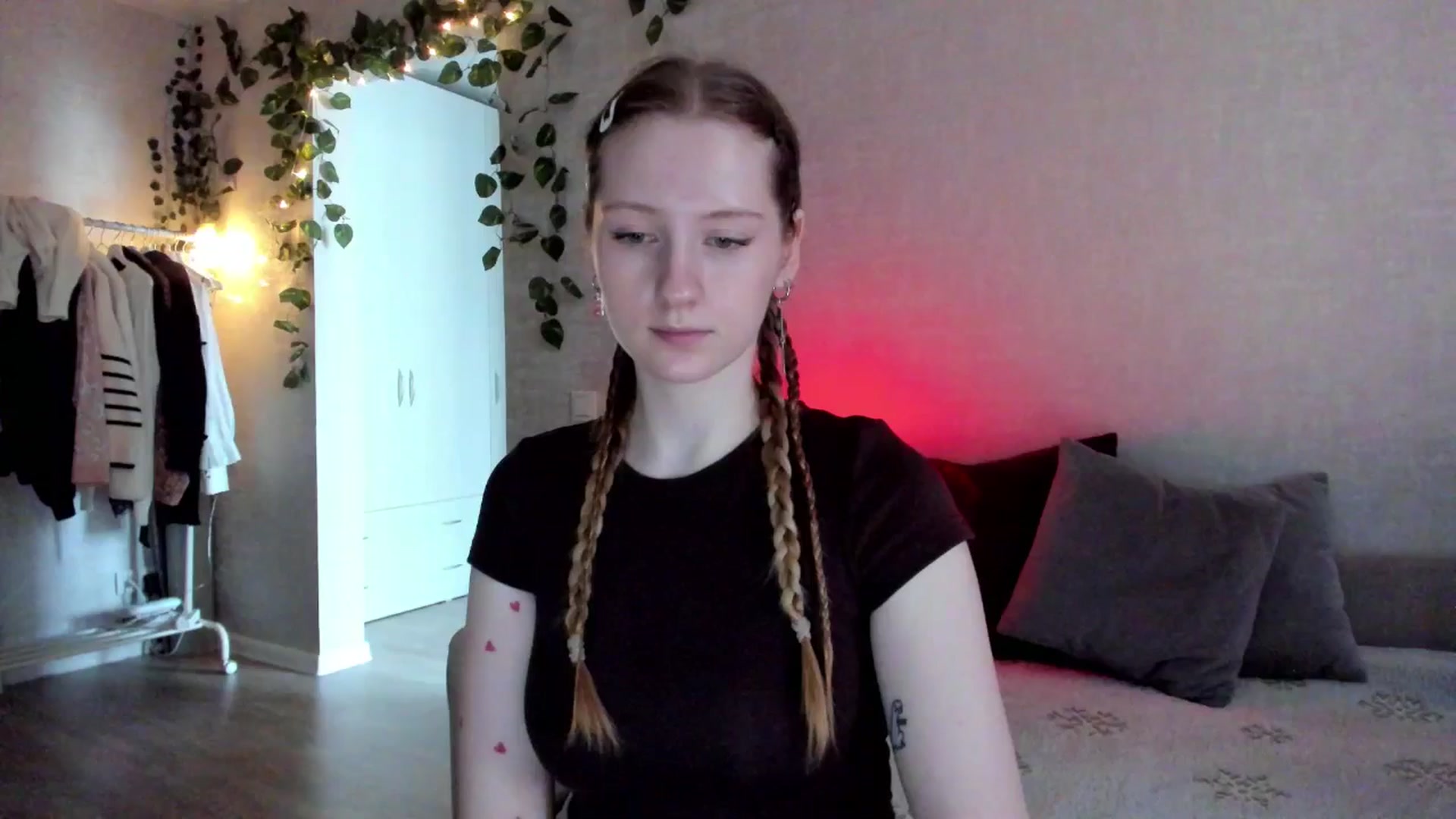 Gallery image thumbnail from girlyAlicey's myfreecams stream on, 11/14/2024, 05:08 image 6 of 20
