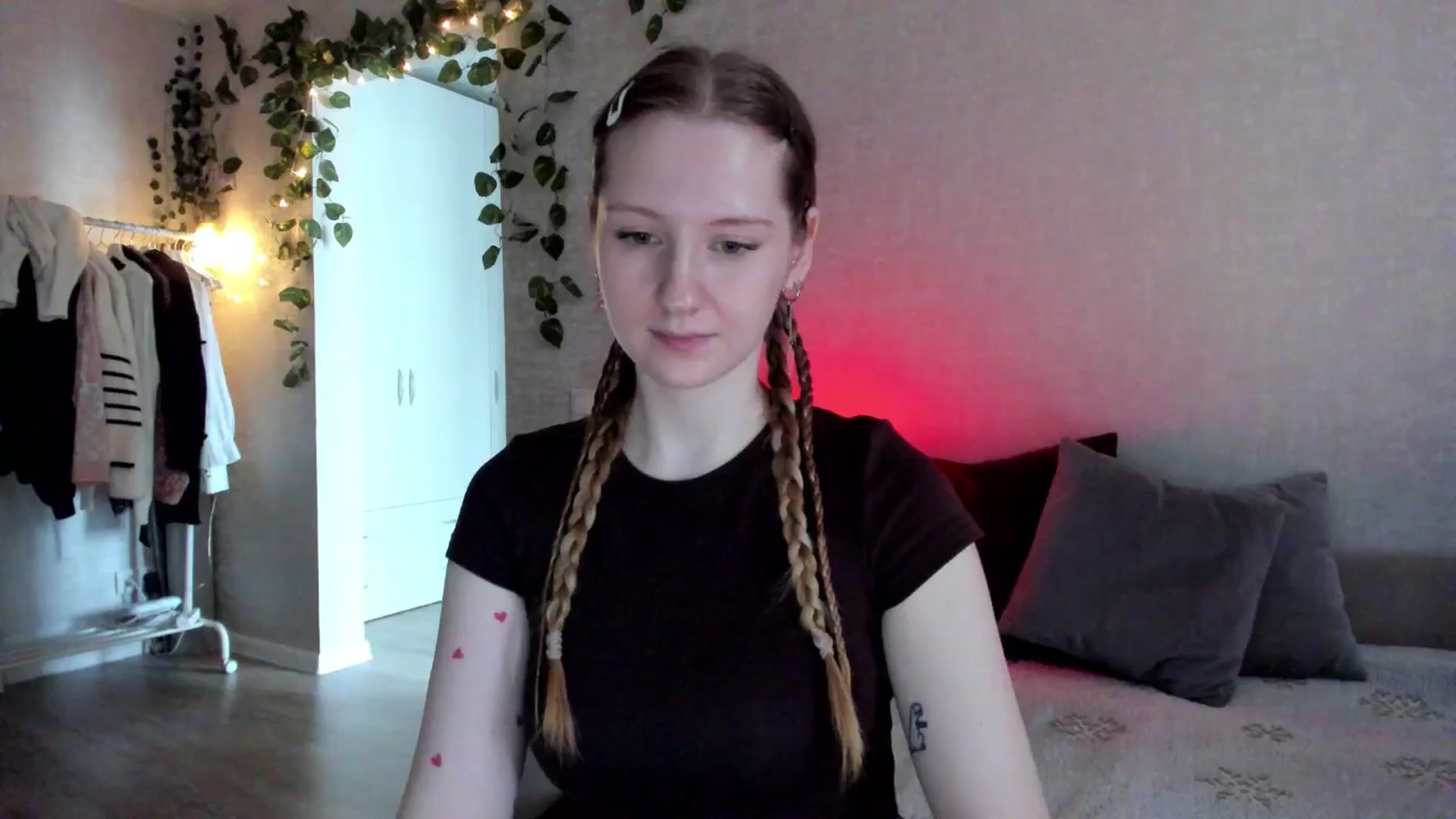 Gallery image thumbnail from girlyAlicey's myfreecams stream on, 11/14/2024, 05:08 image 10 of 20