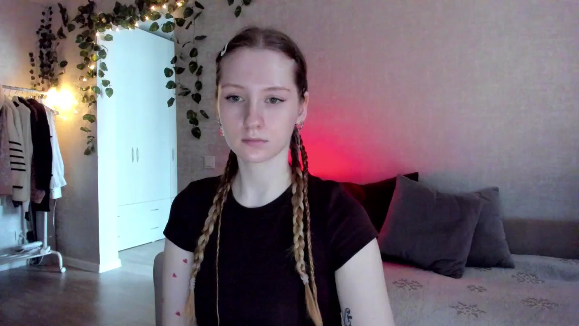 Gallery image thumbnail from girlyAlicey's myfreecams stream on, 11/14/2024, 05:08 image 4 of 20
