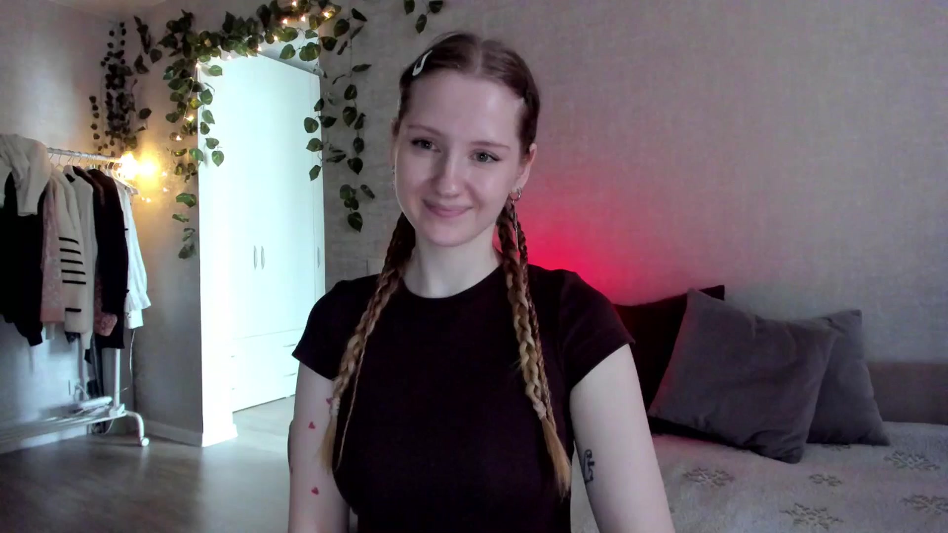 Gallery image thumbnail from girlyAlicey's myfreecams stream on, 11/14/2024, 05:08 image 18 of 20