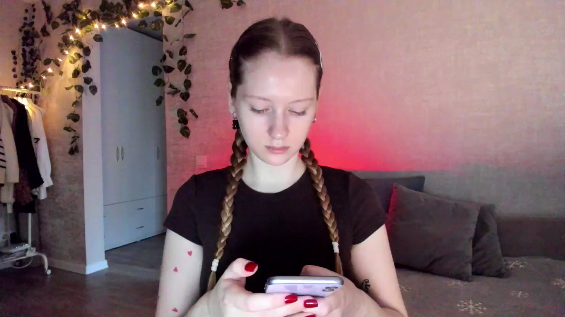 Gallery image thumbnail from girlyAlicey's myfreecams stream on, 12/17/2024, 03:30 image 8 of 20