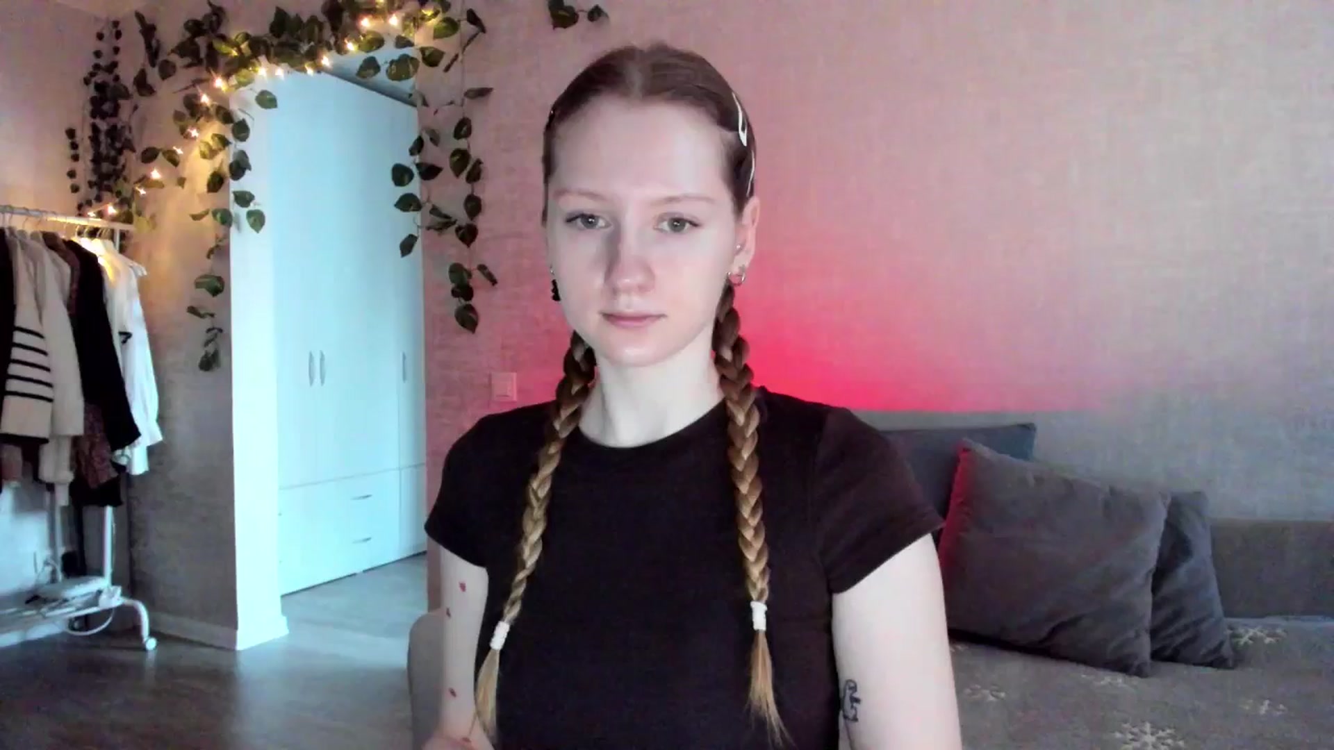 Gallery image thumbnail from girlyAlicey's myfreecams stream on, 12/17/2024, 03:30 image 19 of 20