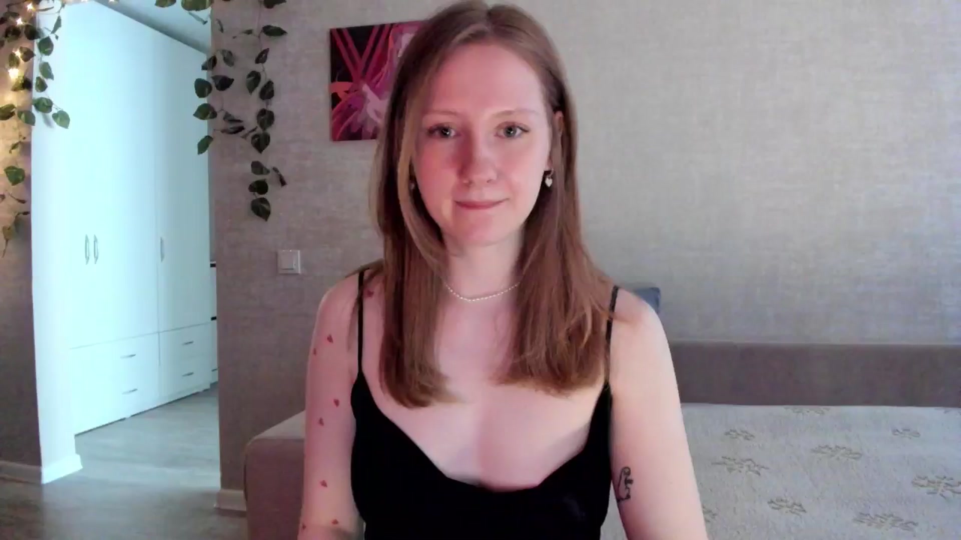 Gallery image thumbnail from girlyAlicey's myfreecams stream on, 05/19/2025, 04:43 image 12 of 20