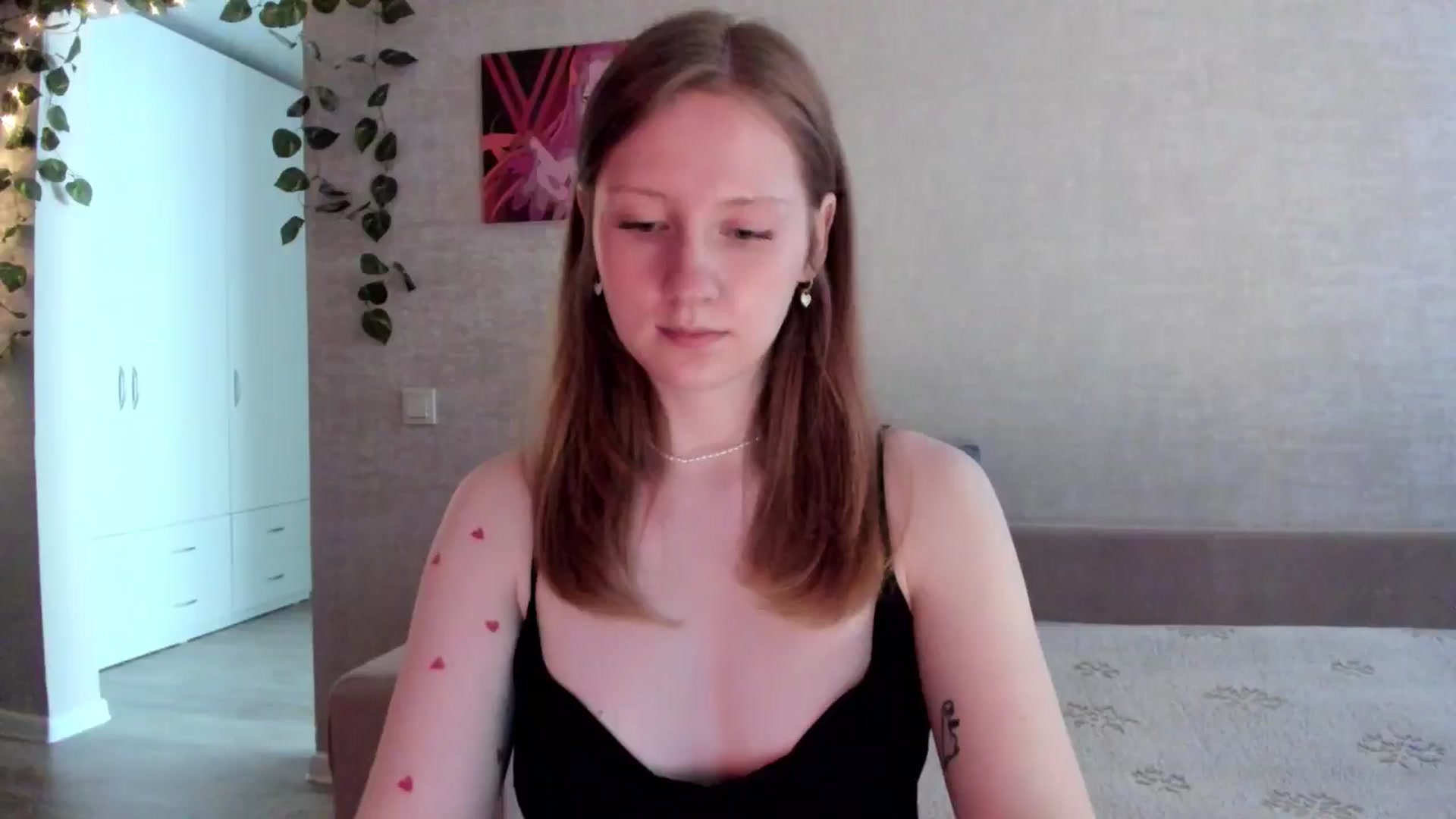 Gallery image thumbnail from girlyAlicey's myfreecams stream on, 05/19/2025, 04:43 image 7 of 20
