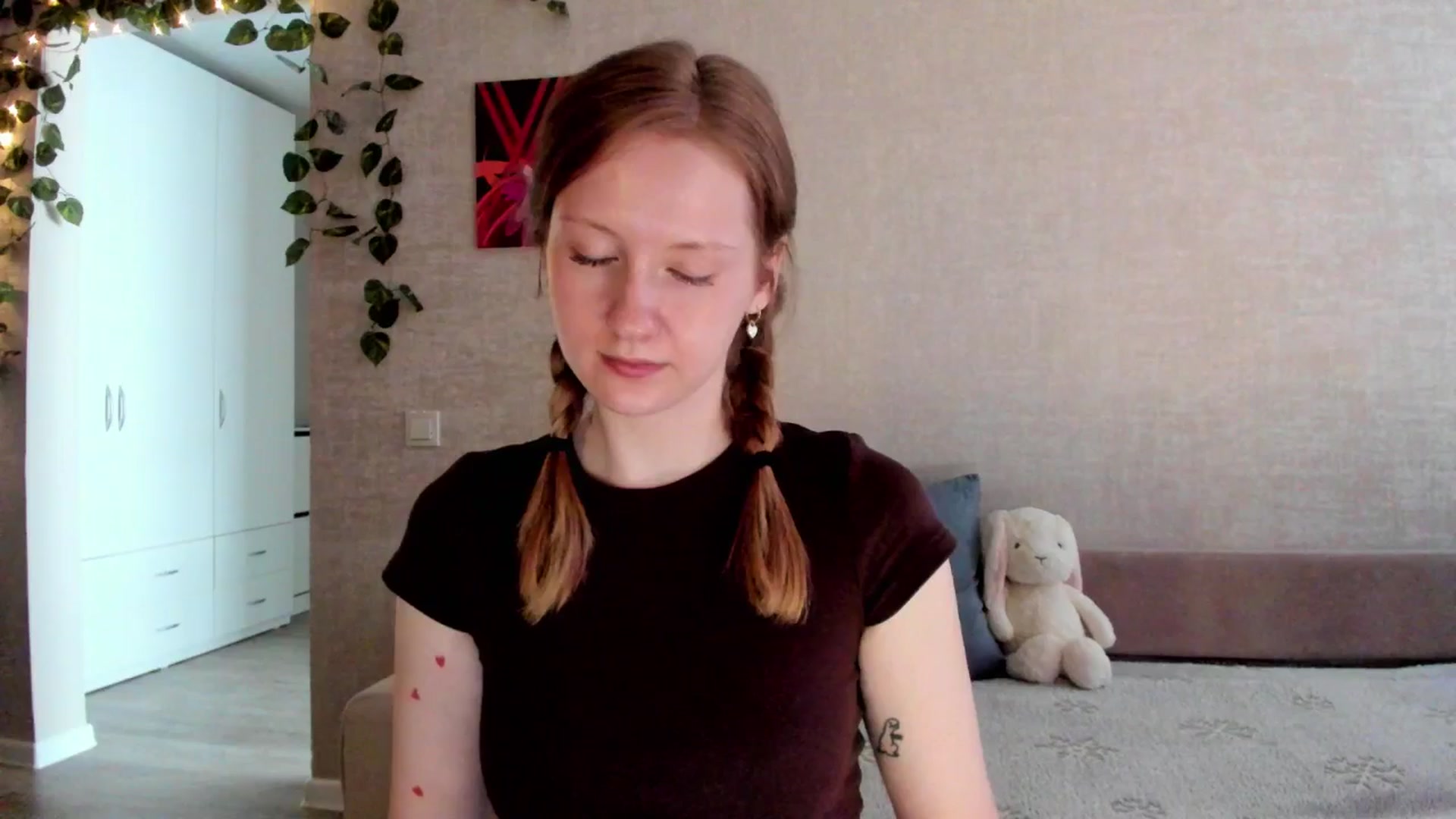 Gallery image thumbnail from girlyAlicey's myfreecams stream on, 06/29/2025, 04:34 image 6 of 20