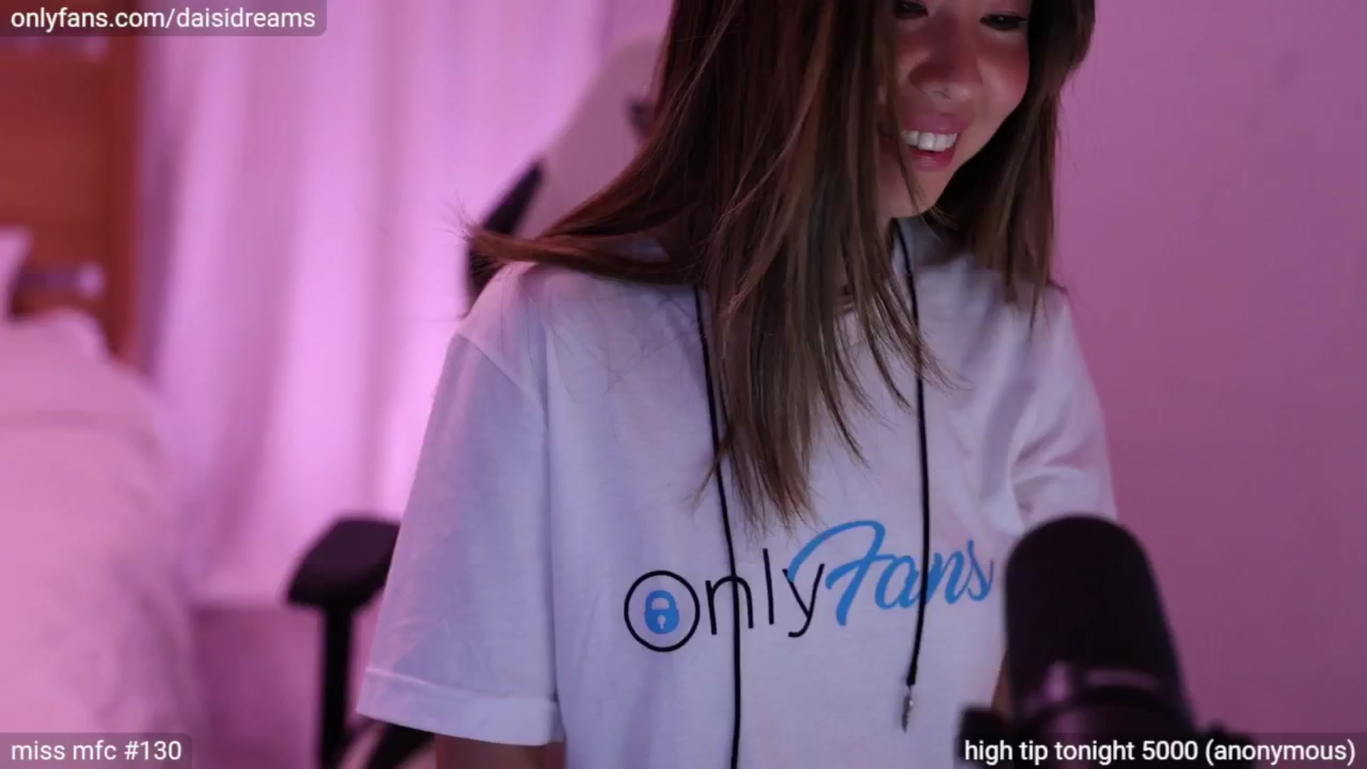 Gallery image thumbnail from glittertits's myfreecams stream on, 06/08/2024, 07:14 image 1 of 20