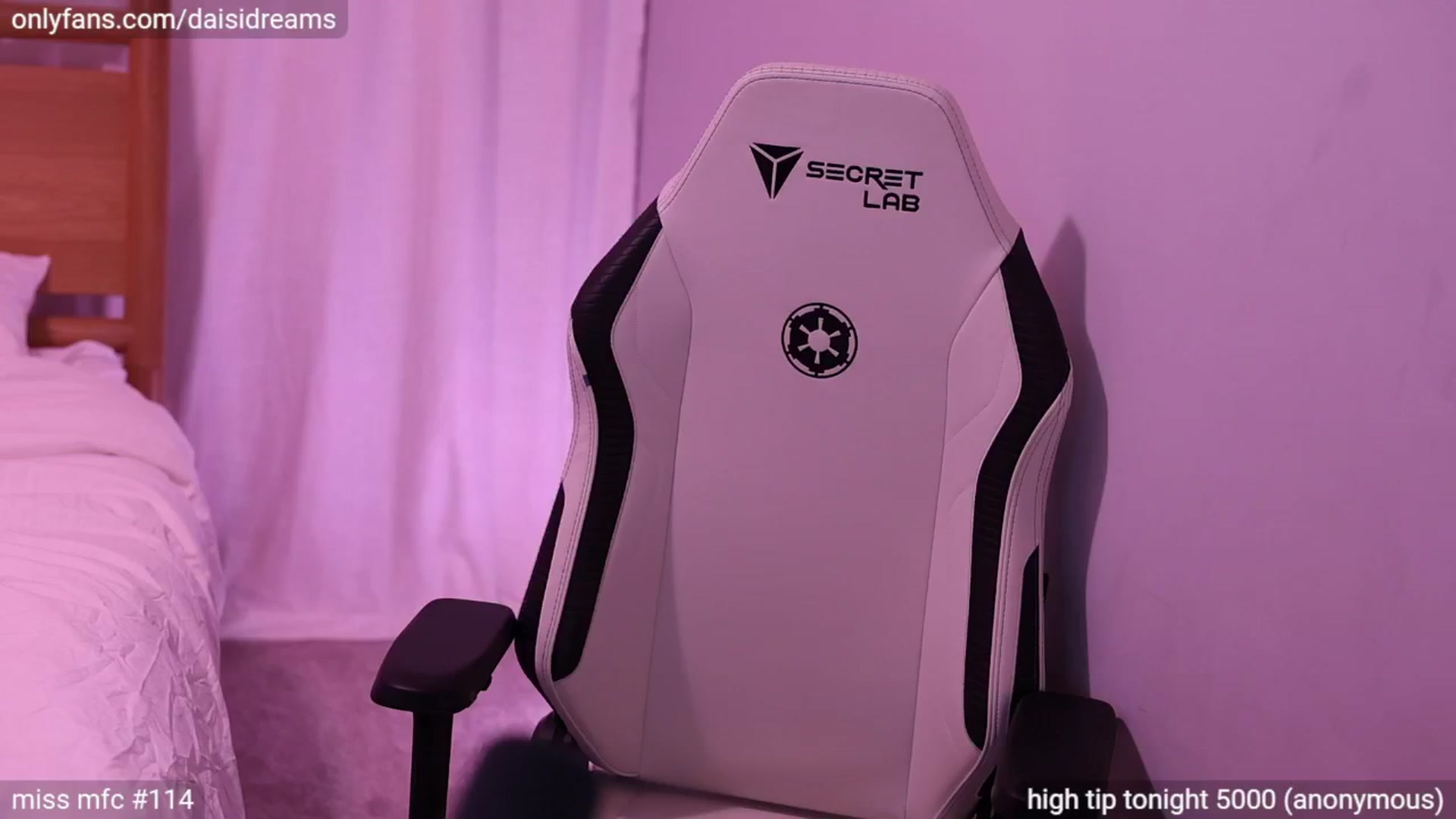 Gallery image thumbnail from glittertits's myfreecams stream on, 06/08/2024, 07:14 image 7 of 20