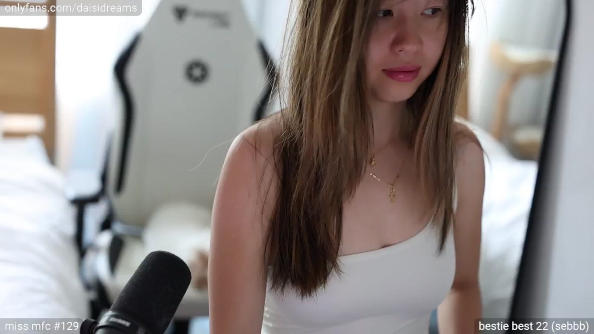 Gallery image thumbnail from glittertits's myfreecams stream on, 06/14/2024, 21:37 image 19 of 20
