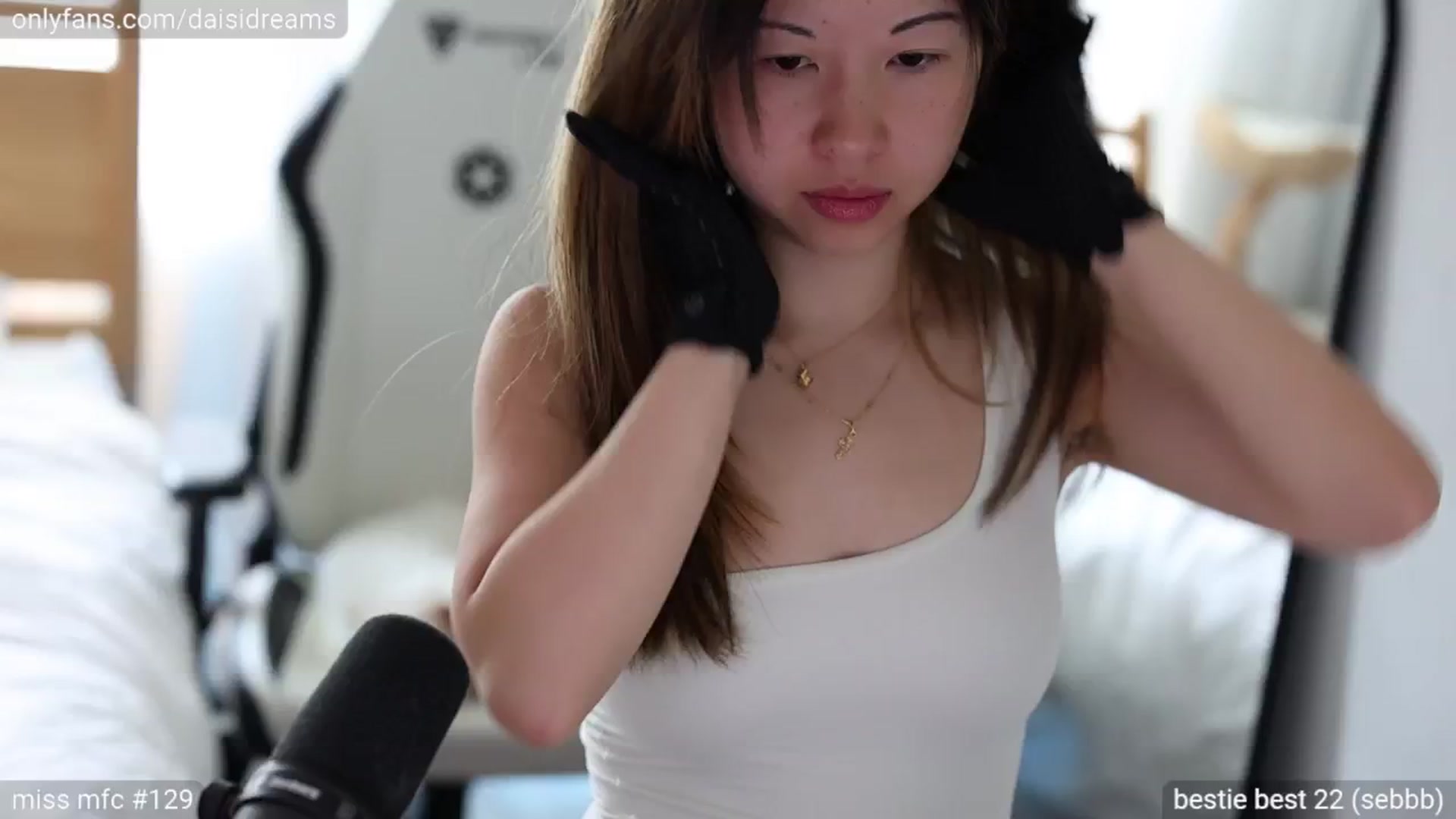 Gallery image thumbnail from glittertits's myfreecams stream on, 06/14/2024, 21:37 image 18 of 20