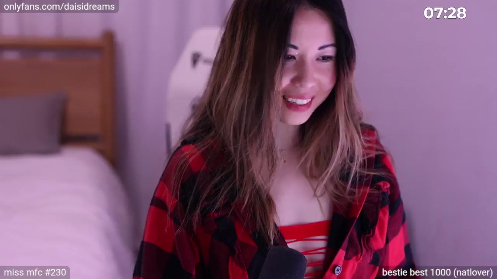Gallery image thumbnail from glittertits's myfreecams stream on, 06/22/2024, 08:29 image 8 of 20