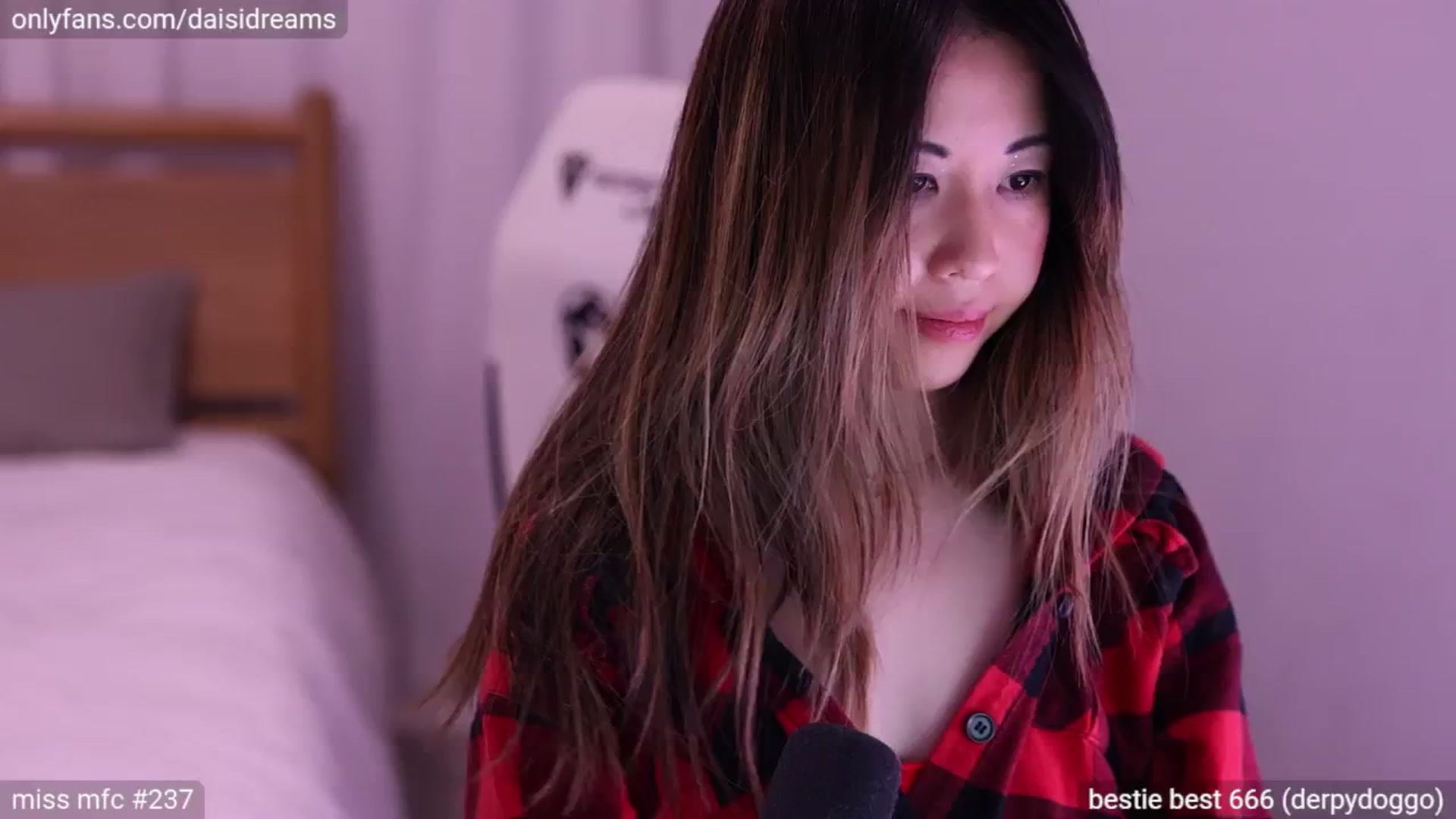 Gallery image thumbnail from glittertits's myfreecams stream on, 06/22/2024, 08:29 image 7 of 20