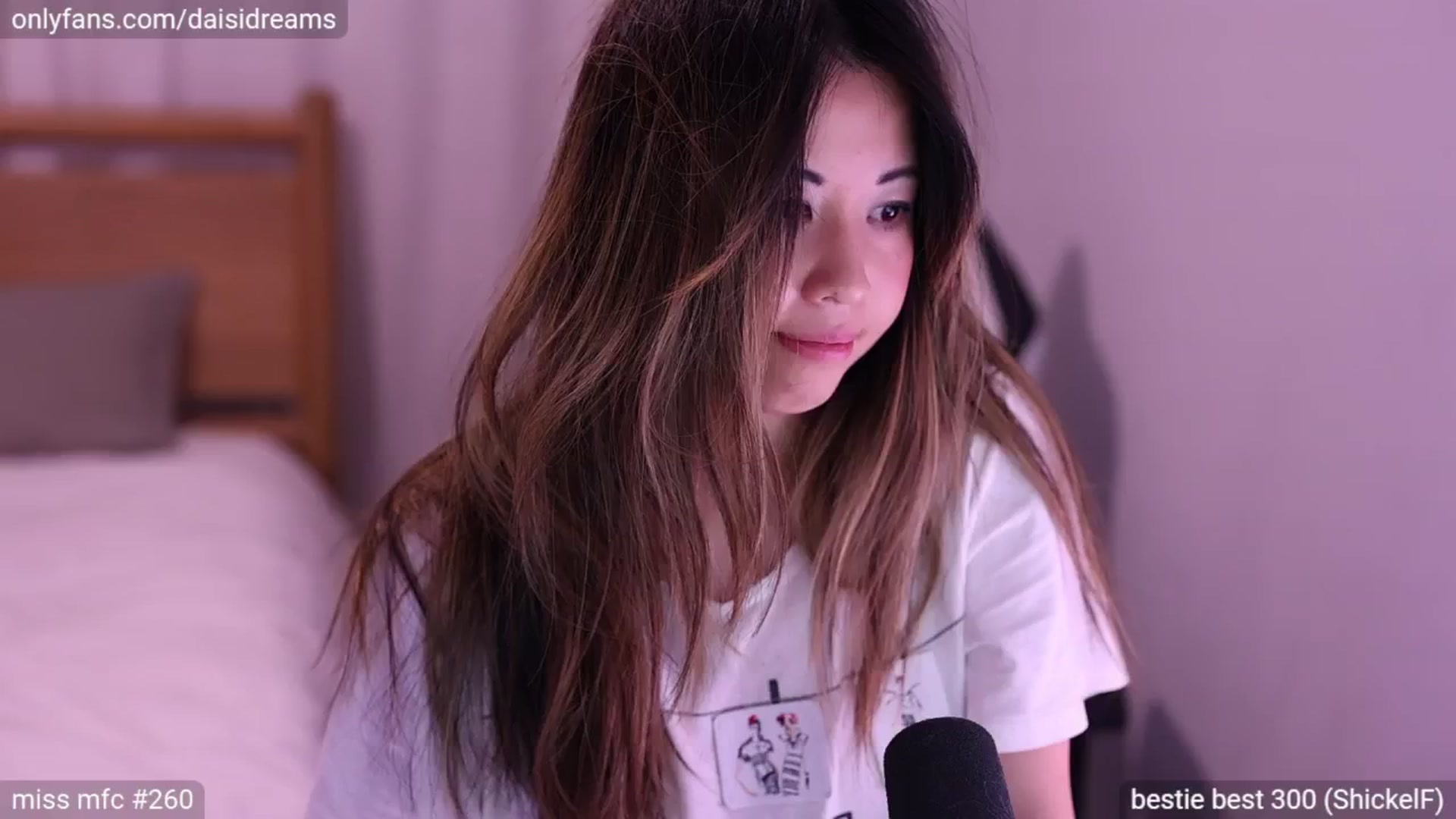 Gallery image thumbnail from glittertits's myfreecams stream on, 06/22/2024, 08:29 image 4 of 20