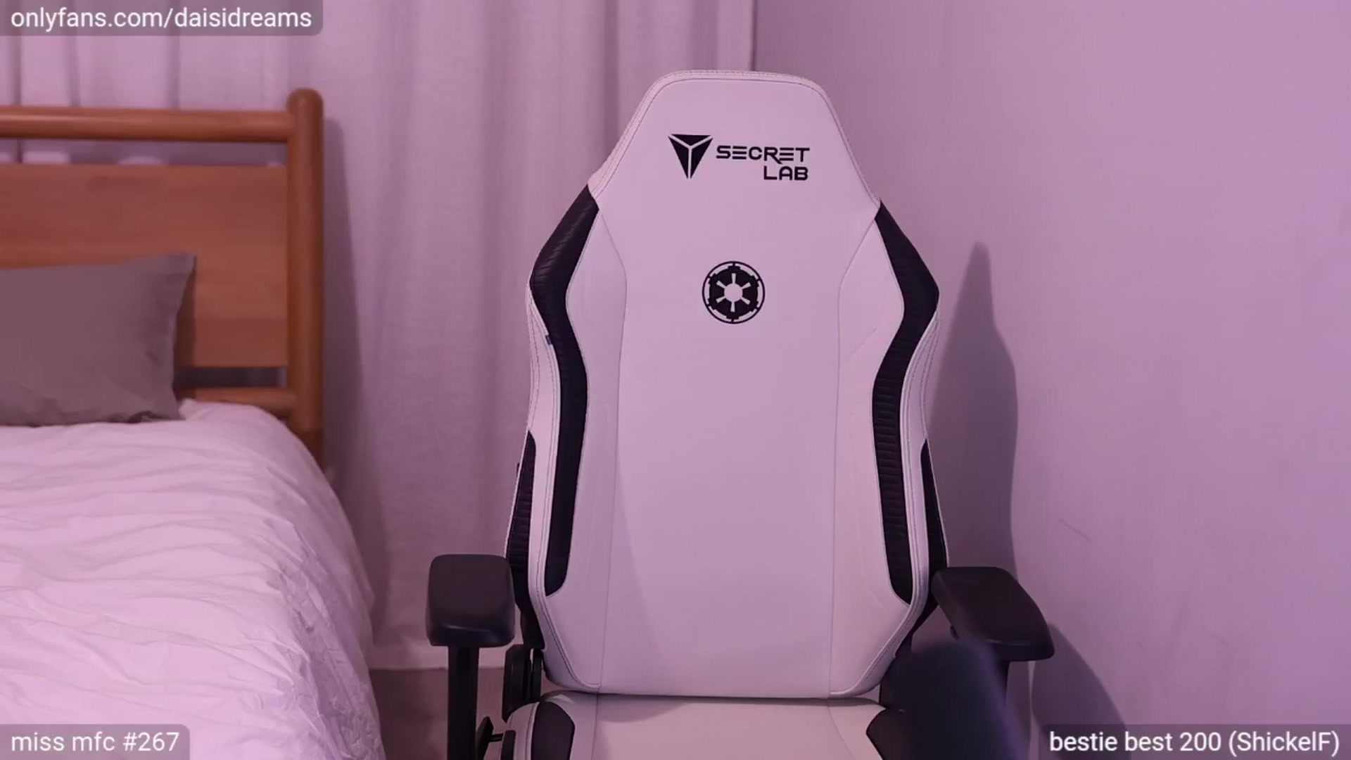 Gallery image thumbnail from glittertits's myfreecams stream on, 06/22/2024, 08:29 image 3 of 20