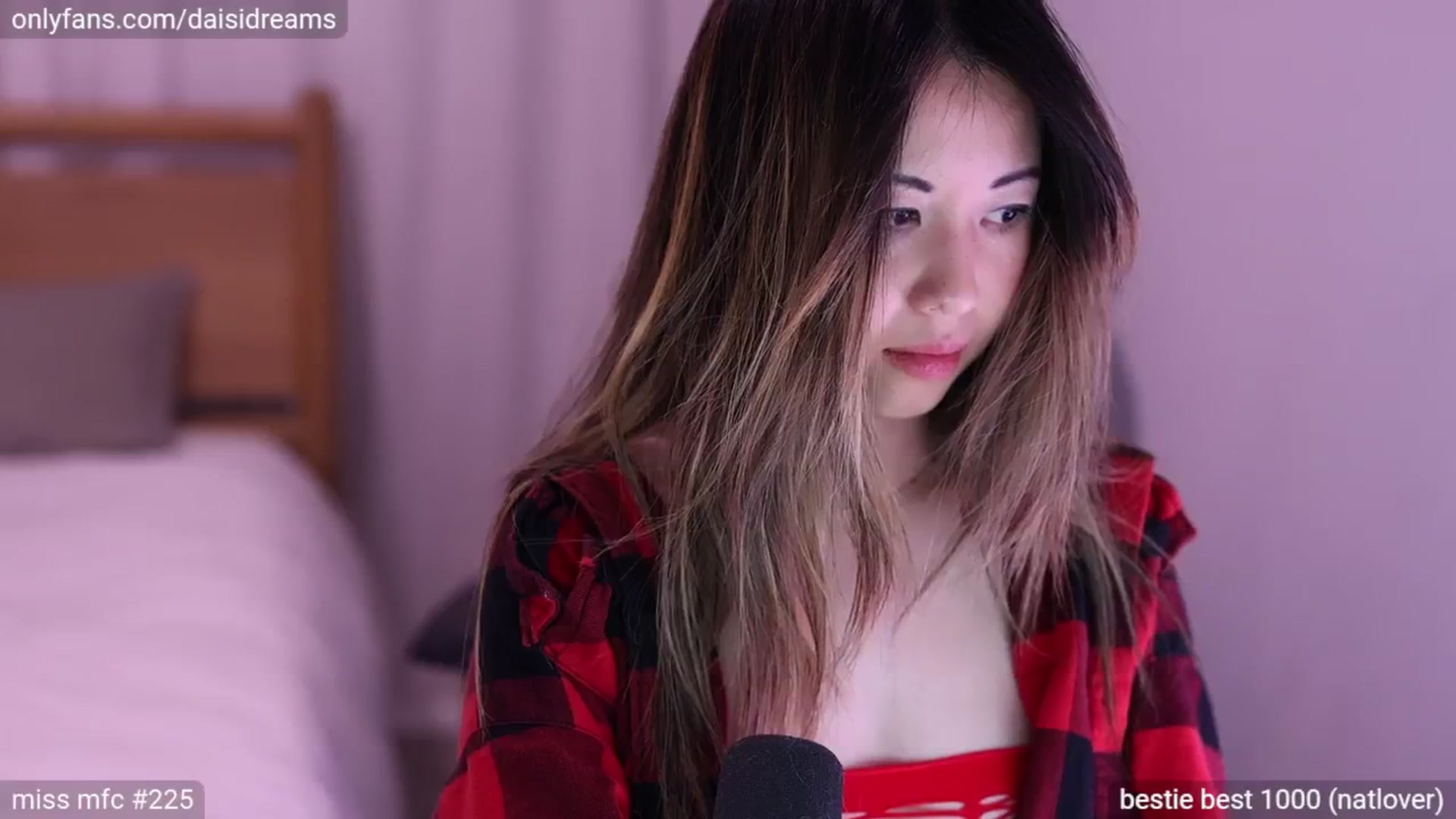 Gallery image thumbnail from glittertits's myfreecams stream on, 06/22/2024, 08:29 image 10 of 20