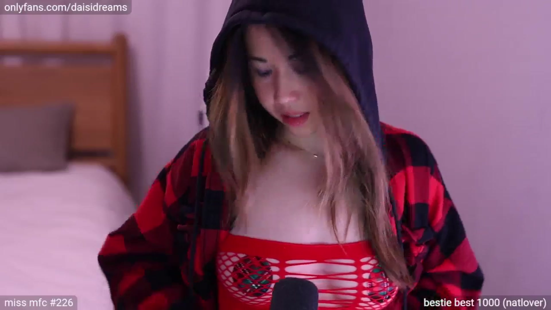 Gallery image thumbnail from glittertits's myfreecams stream on, 06/22/2024, 08:29 image 11 of 20