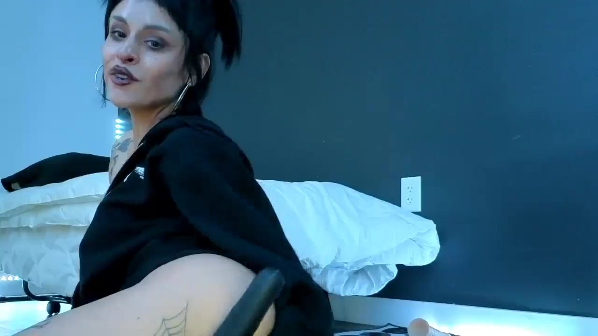 Gallery image thumbnail from gothybat's myfreecams stream on, 03/11/2026, 20:10 image 17 of 20