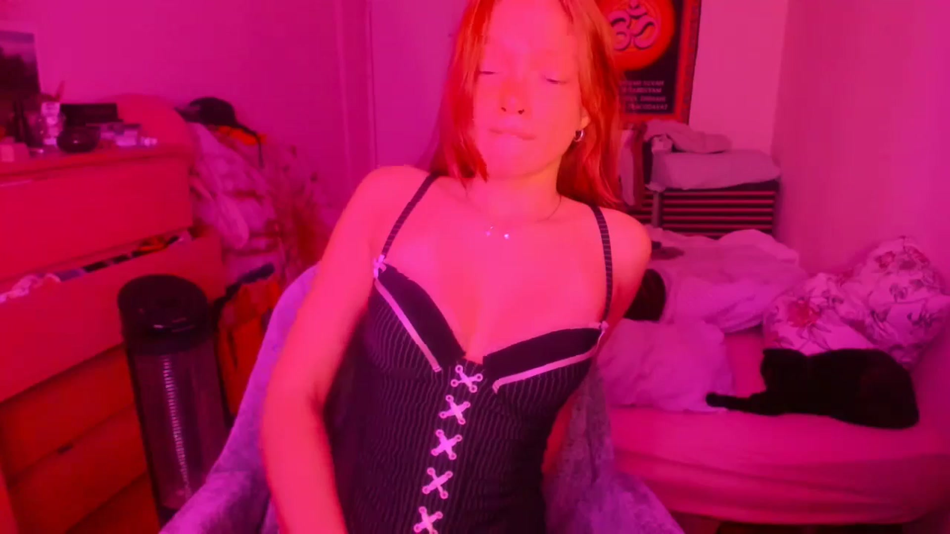 Gallery image thumbnail from greenzone's myfreecams stream on, 09/14/2024, 19:08 image 9 of 20