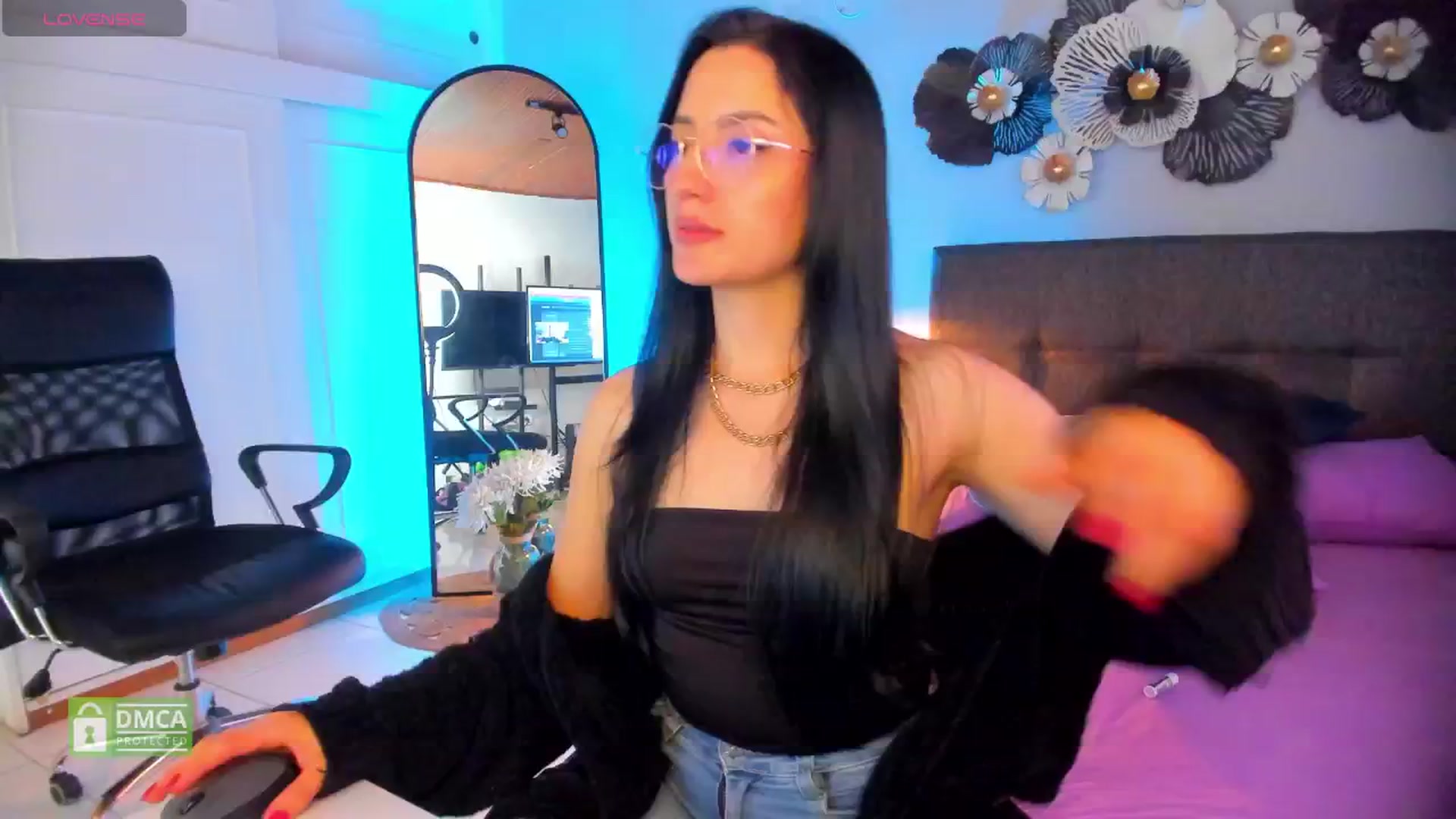 Gallery image thumbnail from h_e_r_a's myfreecams stream on, 12/26/2024, 18:55 image 20 of 20