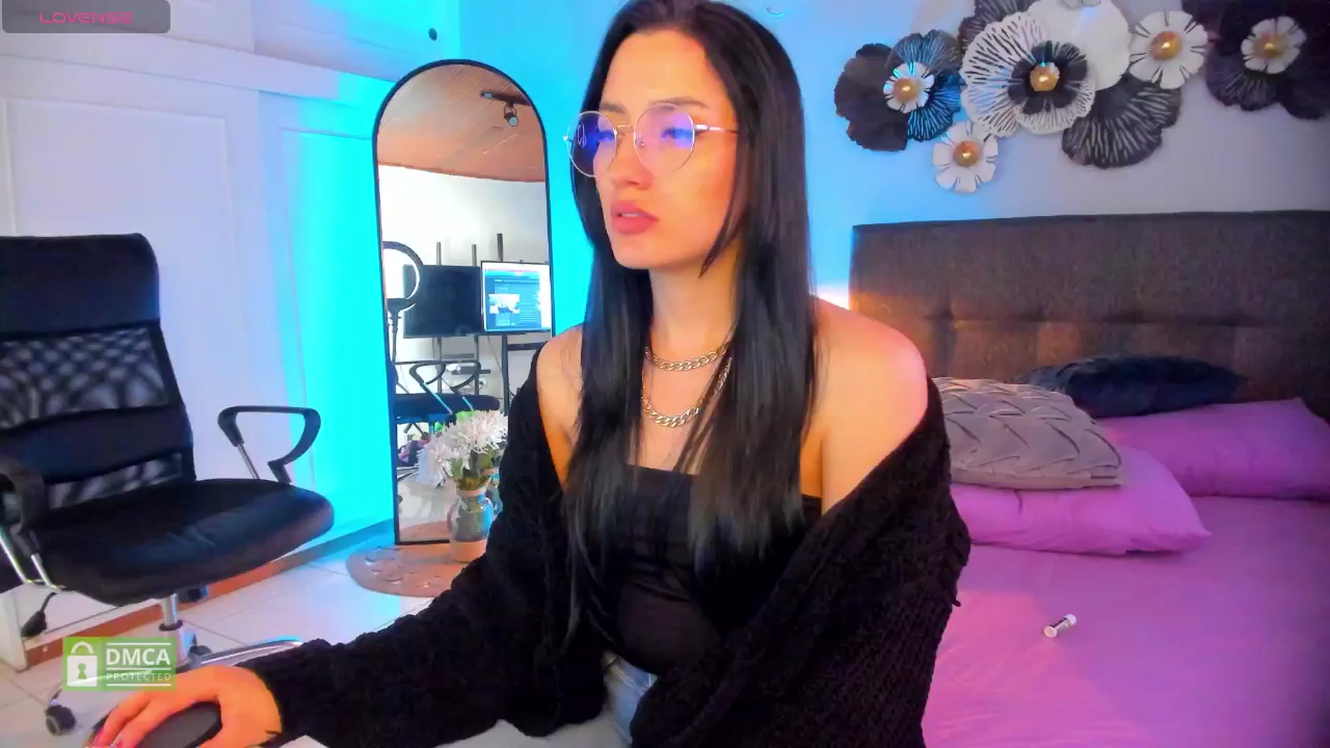 Gallery image thumbnail from h_e_r_a's myfreecams stream on, 12/26/2024, 18:55 image 17 of 20
