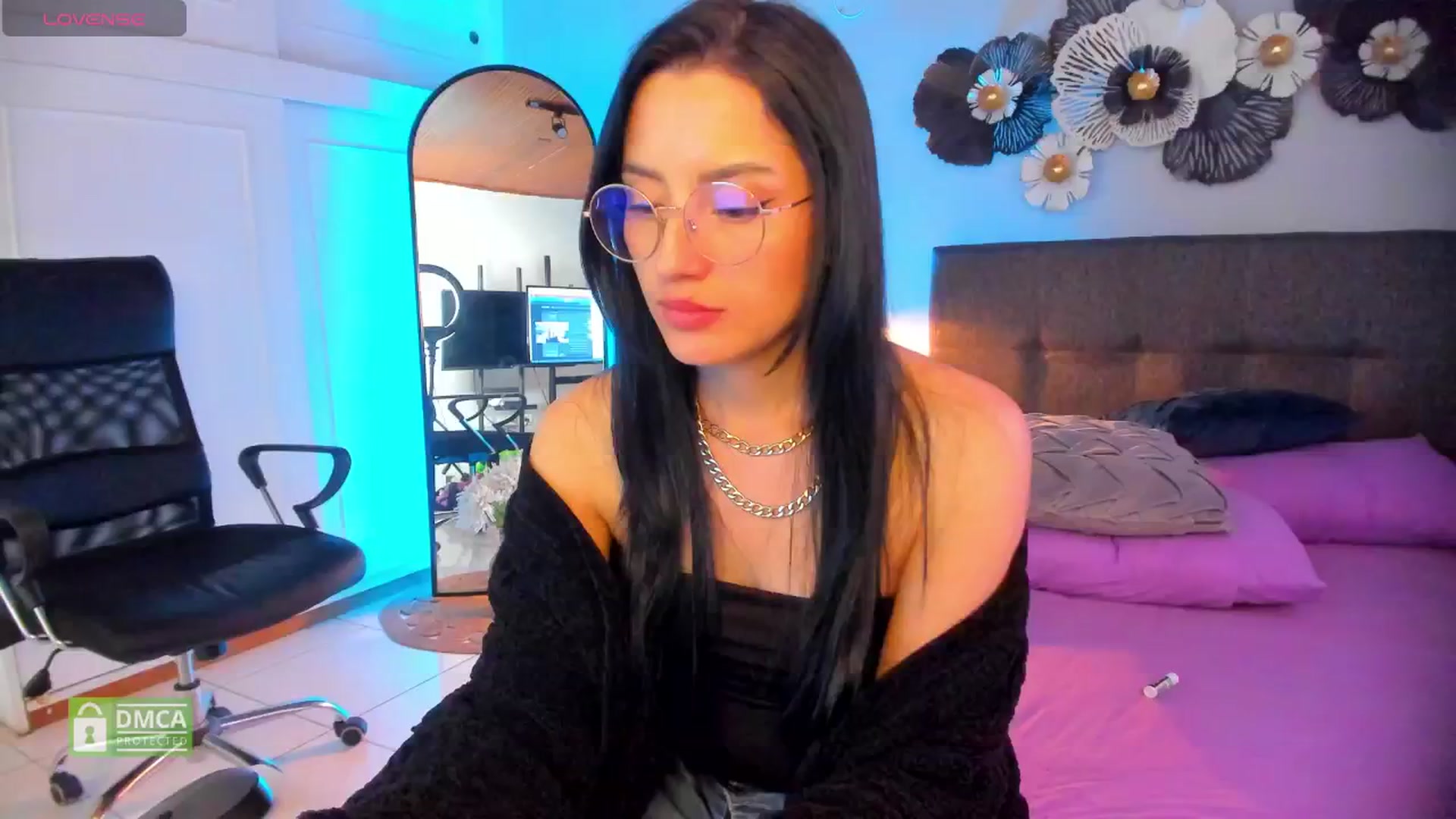 Gallery image thumbnail from h_e_r_a's myfreecams stream on, 12/26/2024, 18:55 image 18 of 20