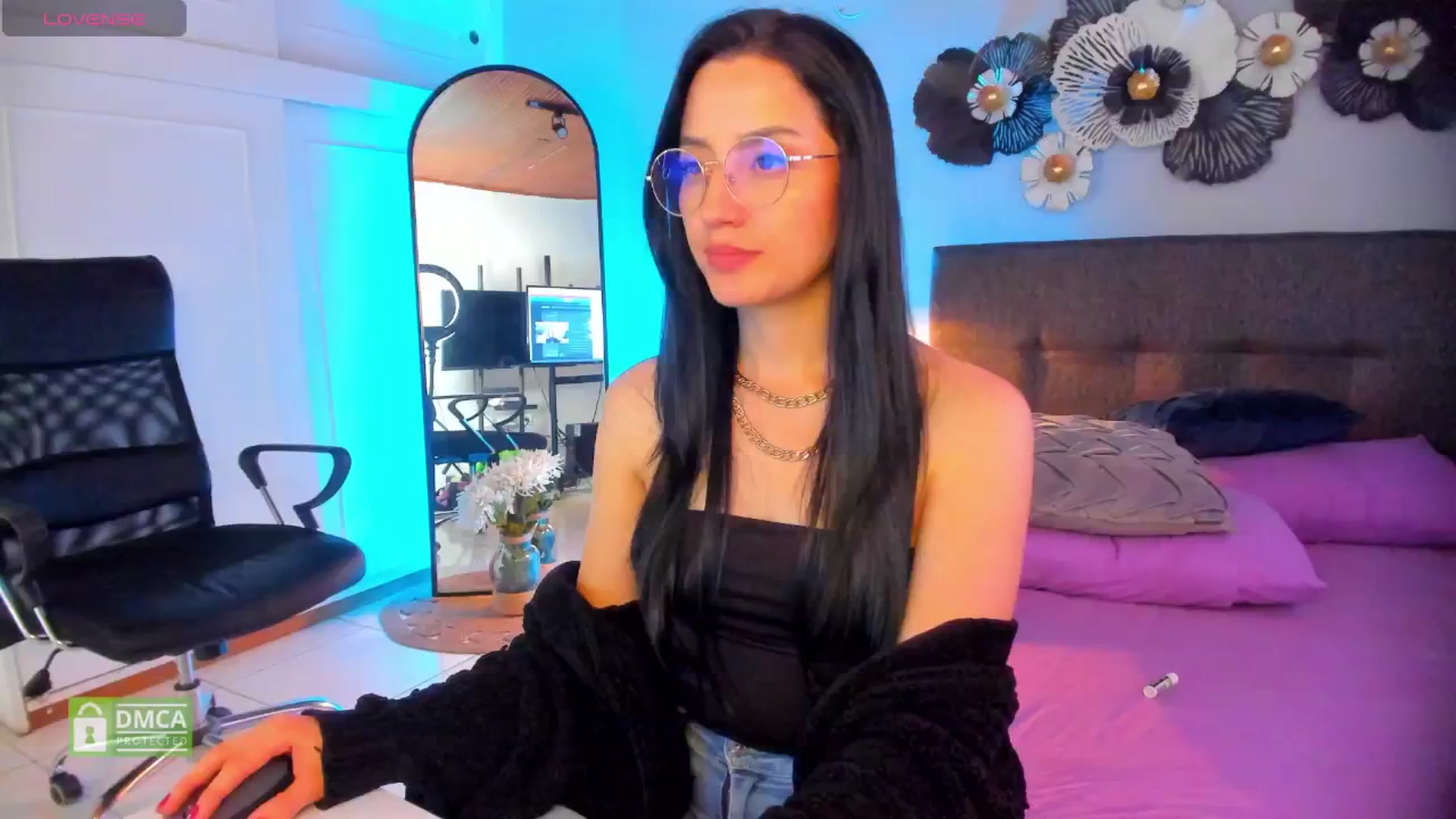 Gallery image thumbnail from h_e_r_a's myfreecams stream on, 12/26/2024, 18:55 image 19 of 20
