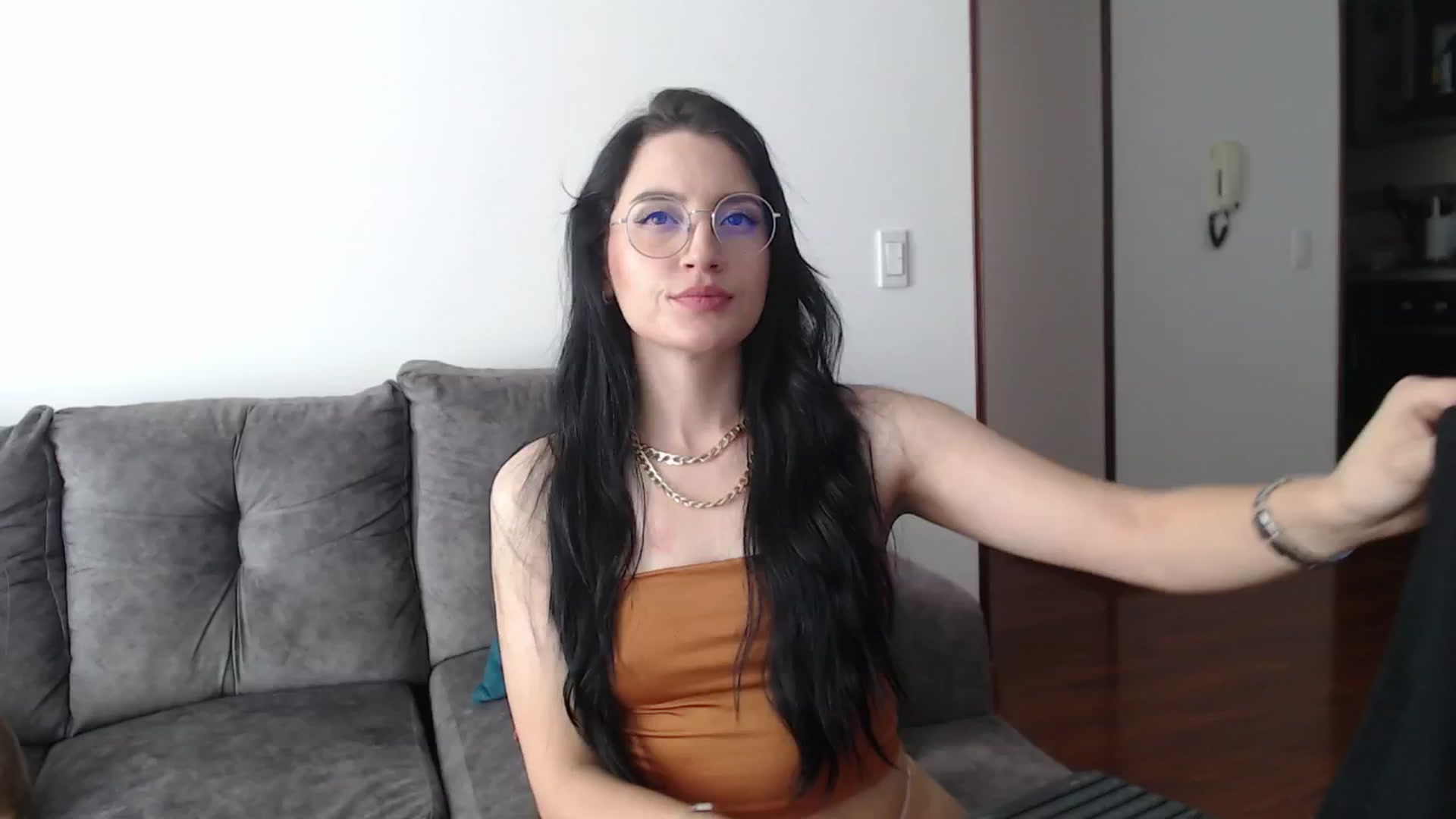 Gallery image thumbnail from h_e_r_a's myfreecams stream on, 12/31/2024, 17:01 image 9 of 20