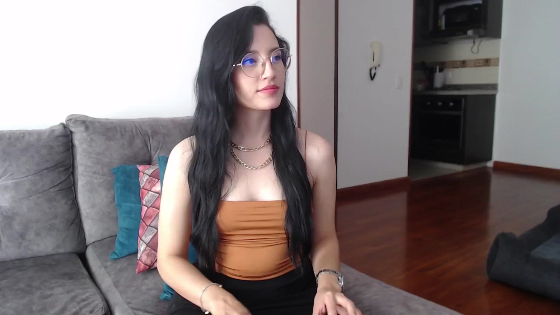 Gallery image thumbnail from h_e_r_a's myfreecams stream on, 12/31/2024, 17:01 image 14 of 20