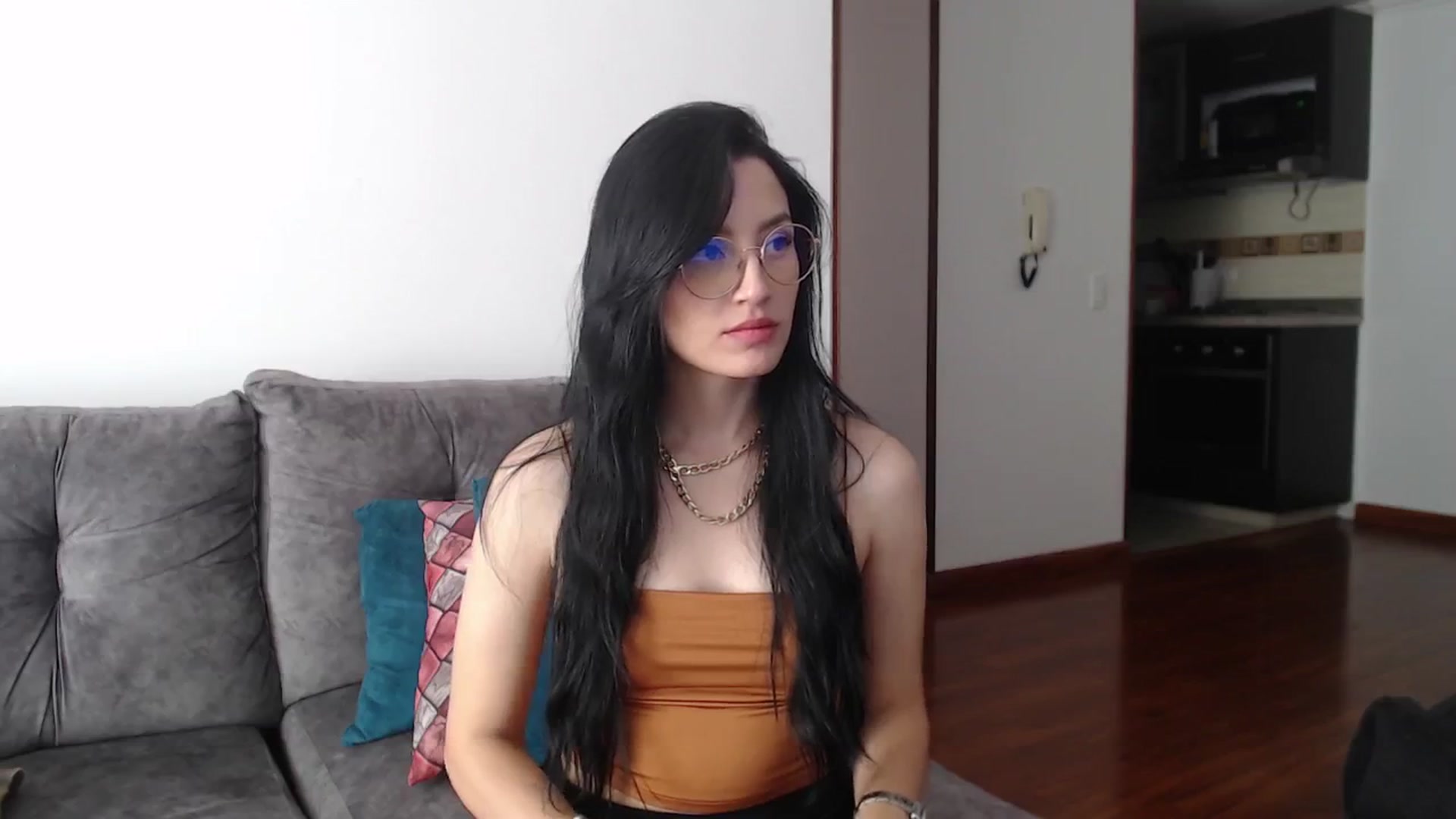 Gallery image thumbnail from h_e_r_a's myfreecams stream on, 12/31/2024, 17:01 image 16 of 20