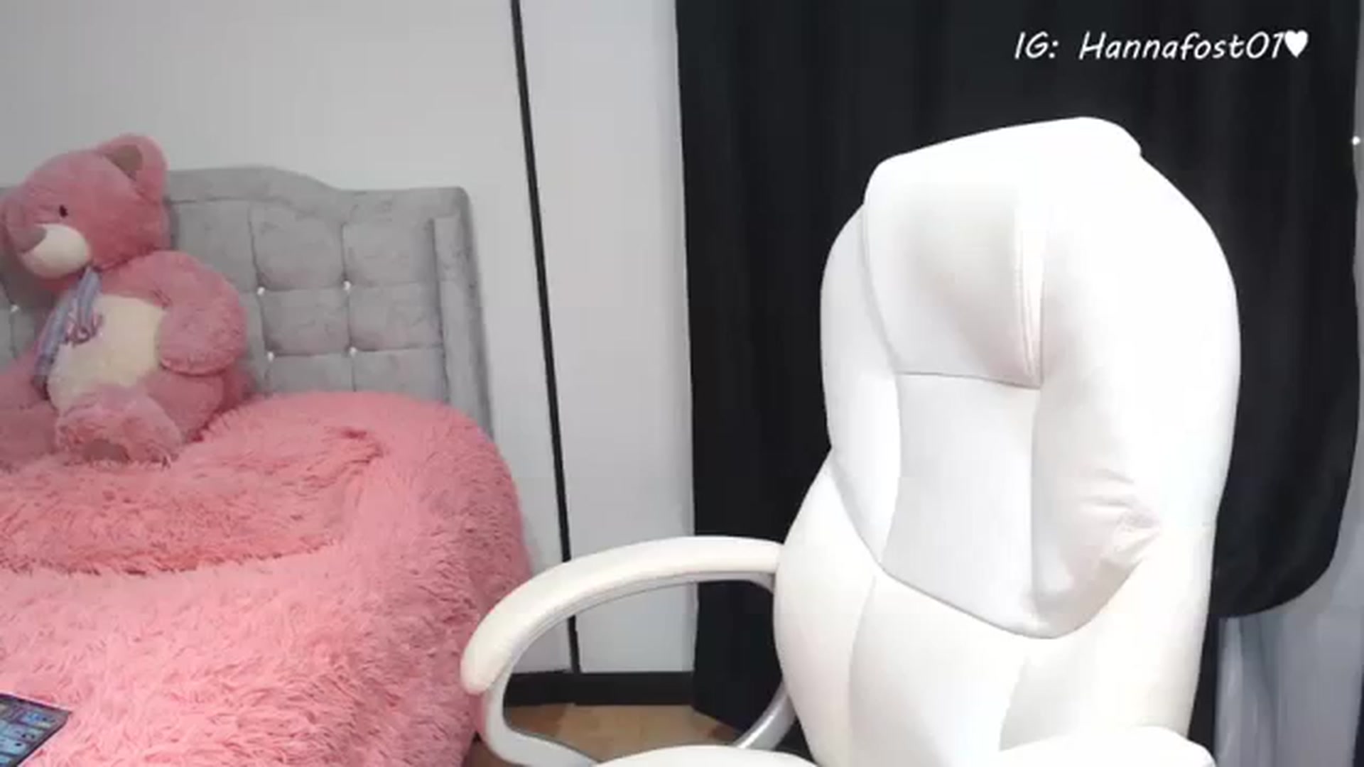Gallery image thumbnail from hanna_fost's myfreecams stream on, 08/15/2023, 02:53 image 9 of 20