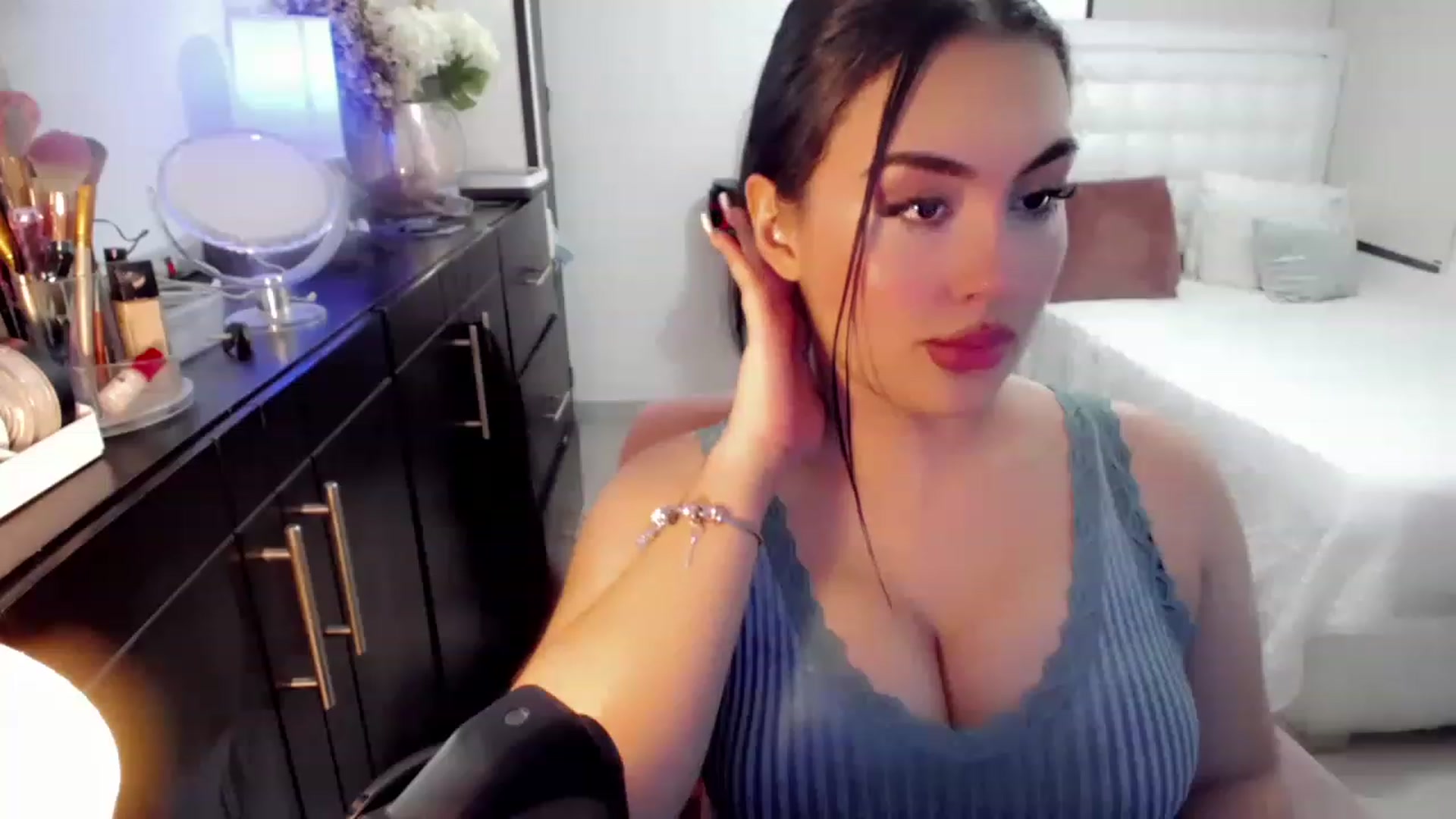 Gallery image thumbnail from hannahill's myfreecams stream on, 11/25/2022, 04:59 image 18 of 20