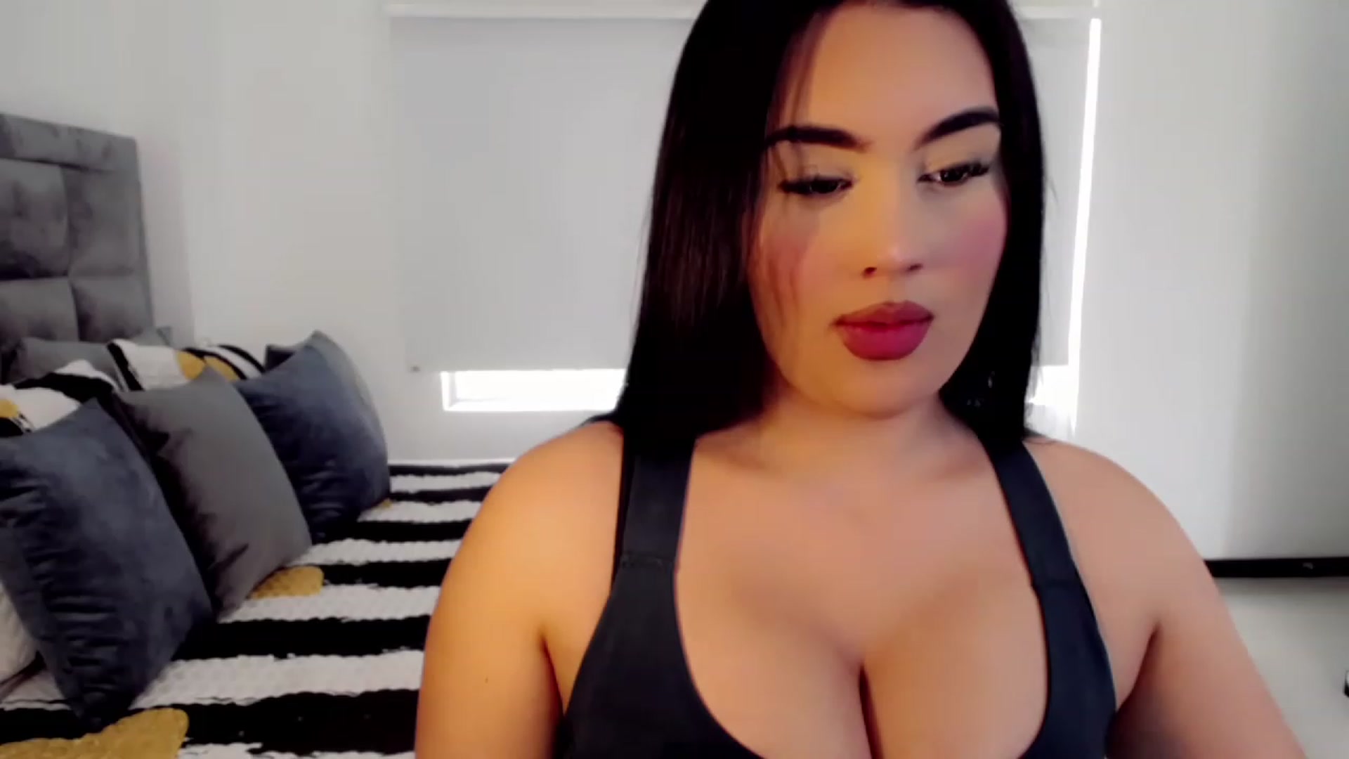 Gallery image thumbnail from hannahill's myfreecams stream on, 01/20/2023, 19:10 image 8 of 20