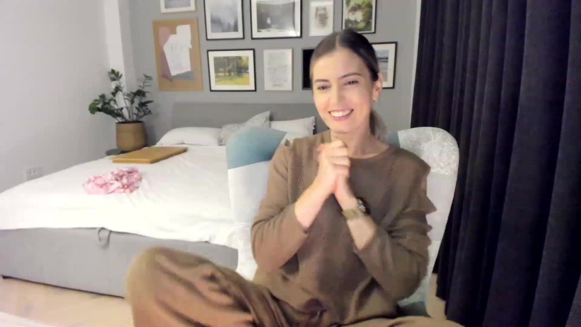 Gallery image thumbnail from happyendings_'s myfreecams stream on, 10/07/2023, 03:17 image 10 of 20