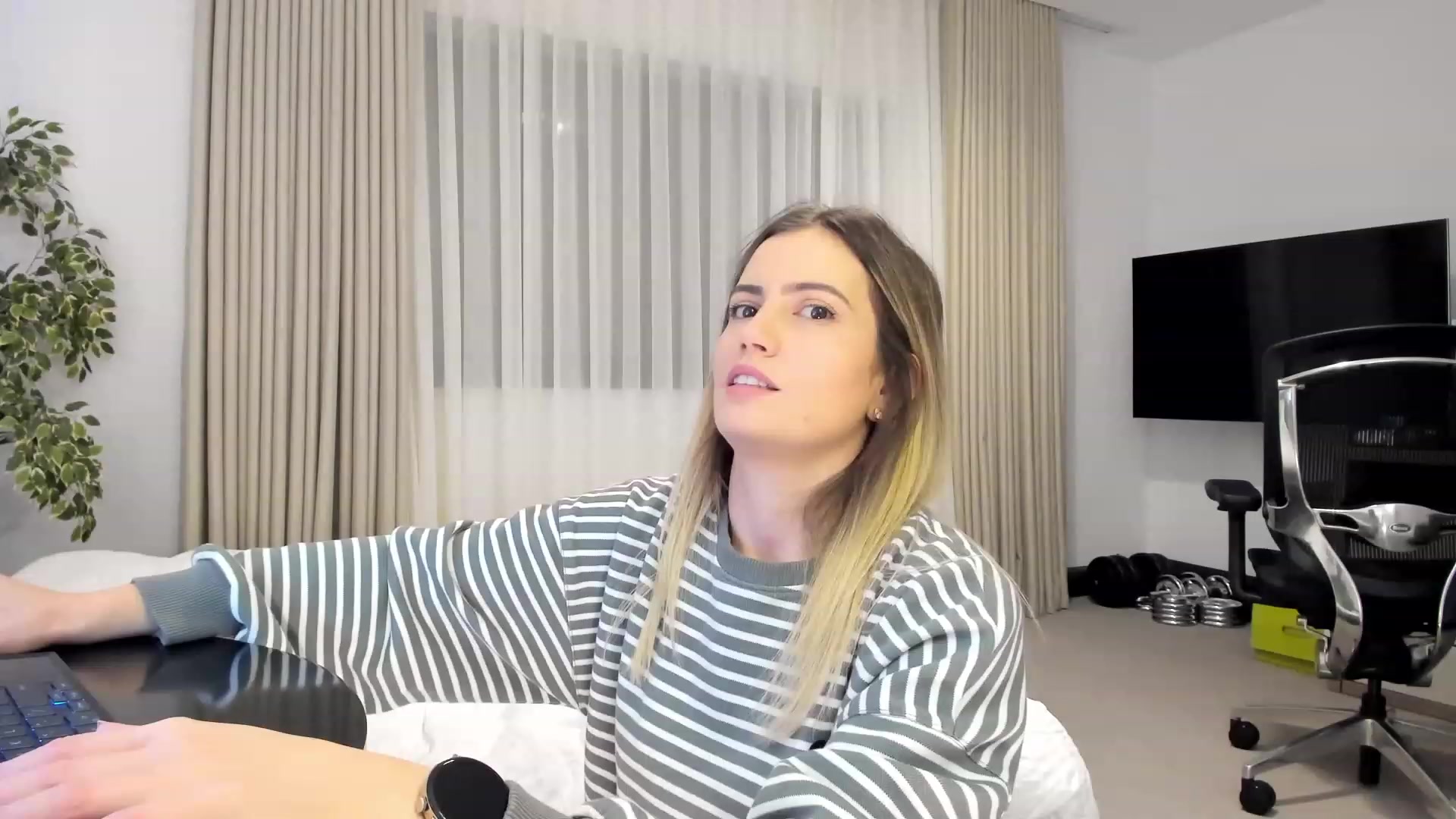 Gallery image thumbnail from happyendings_'s myfreecams stream on, 11/16/2023, 04:35 image 1 of 20
