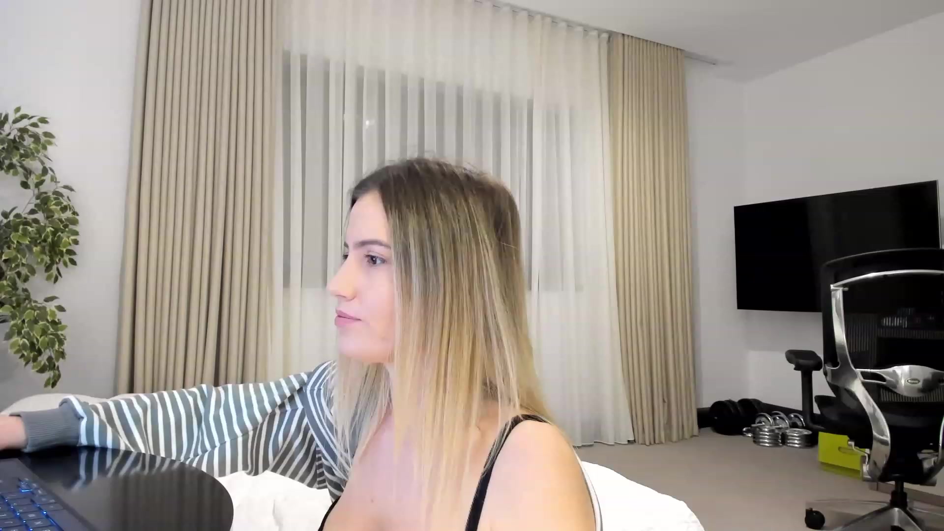 Gallery image thumbnail from happyendings_'s myfreecams stream on, 11/16/2023, 04:35 image 4 of 20