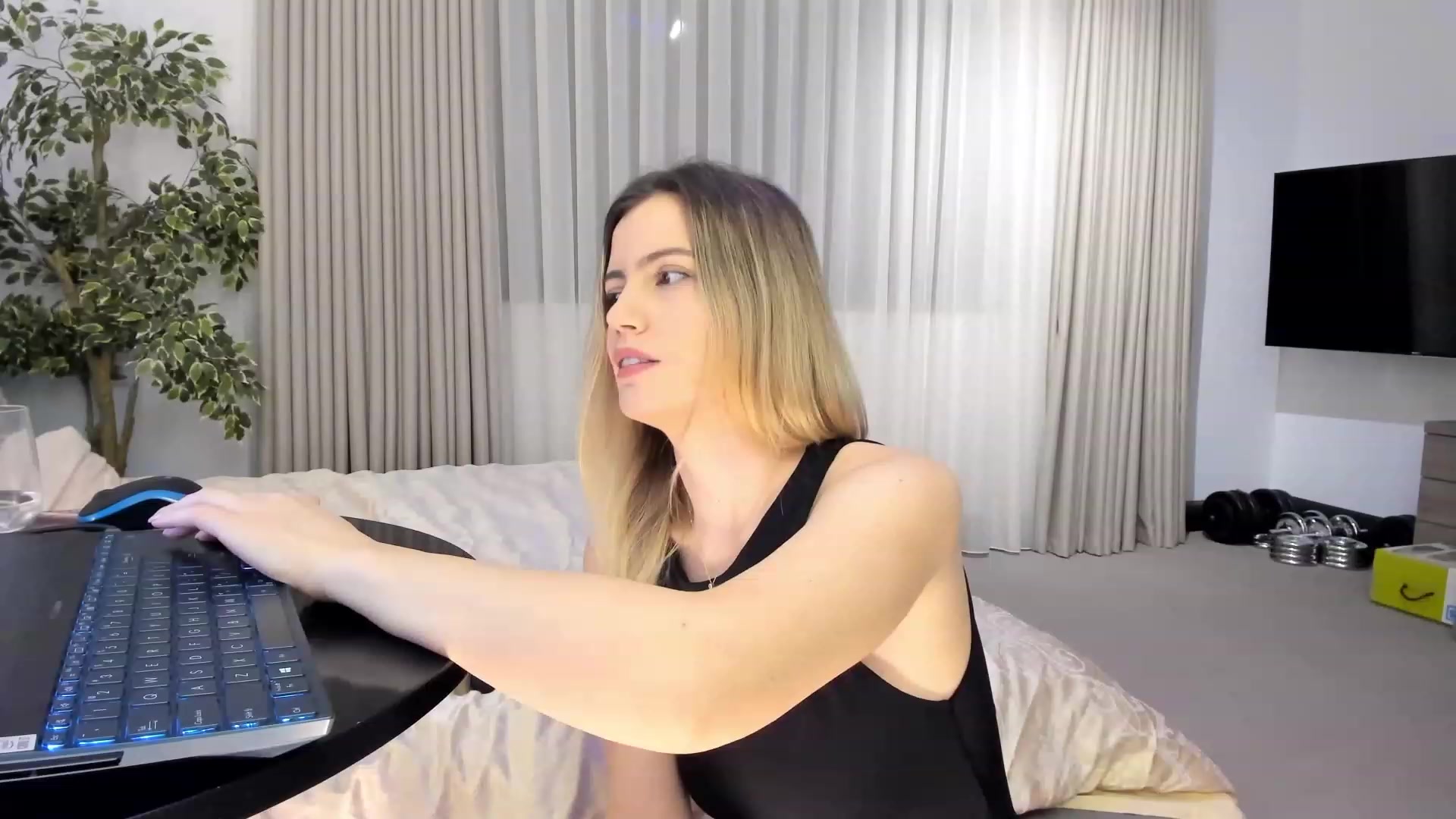 Gallery image thumbnail from happyendings_'s myfreecams stream on, 11/20/2023, 04:42 image 15 of 20