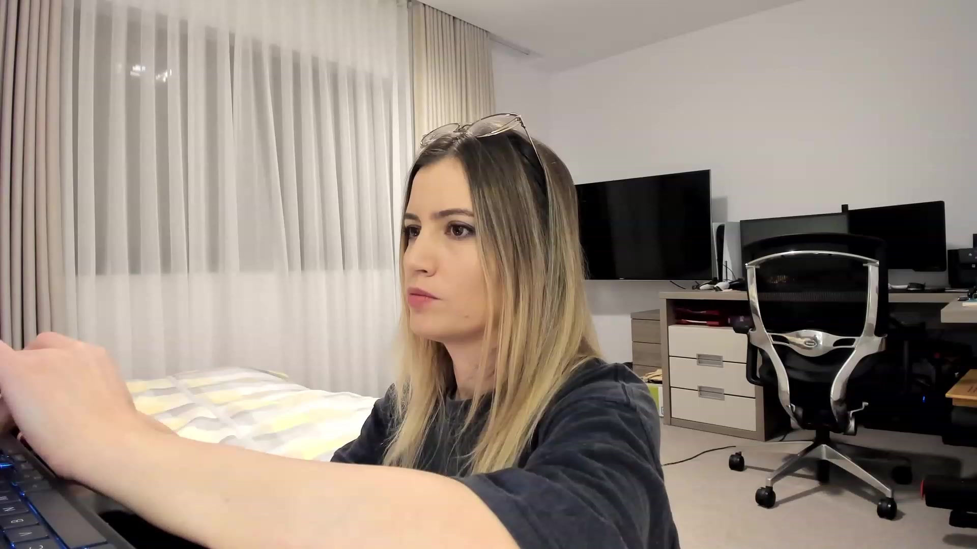 Gallery image thumbnail from happyendings_'s myfreecams stream on, 11/30/2023, 05:02 image 7 of 20